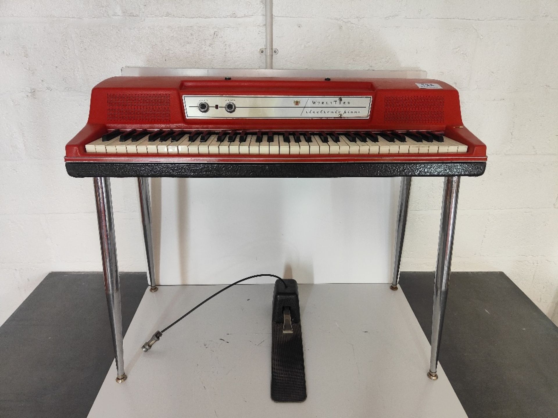 Wurlitzer 200 electronic piano with foot pedal