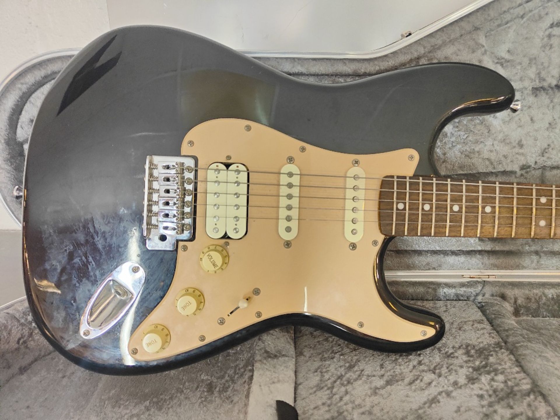 Fender Squier Bullet Strat guitar in carry case - Image 2 of 5
