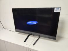 Samsung UE32F5000AKXXU television with remote control and power cord