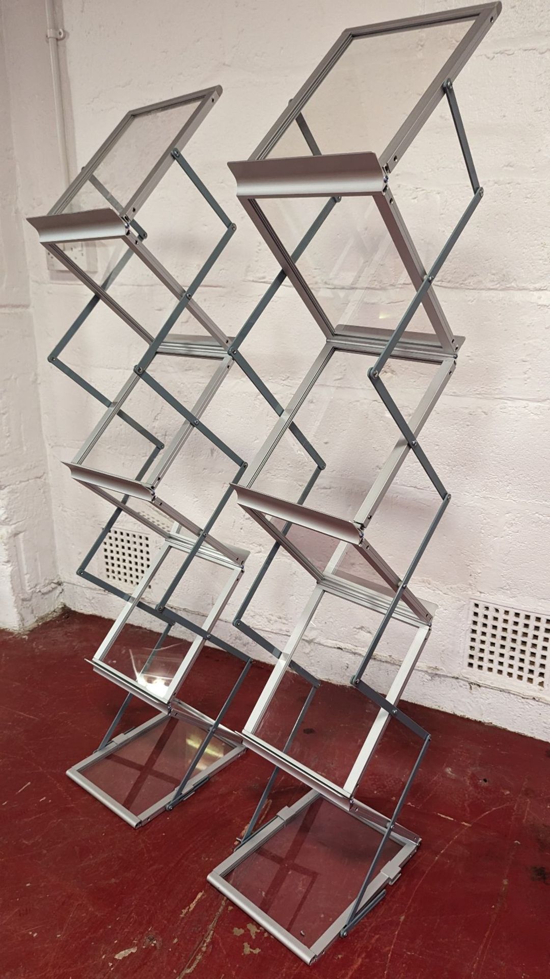 (2) Freestanding aluminium folding brochure holder display stands - Bild 4 aus 4