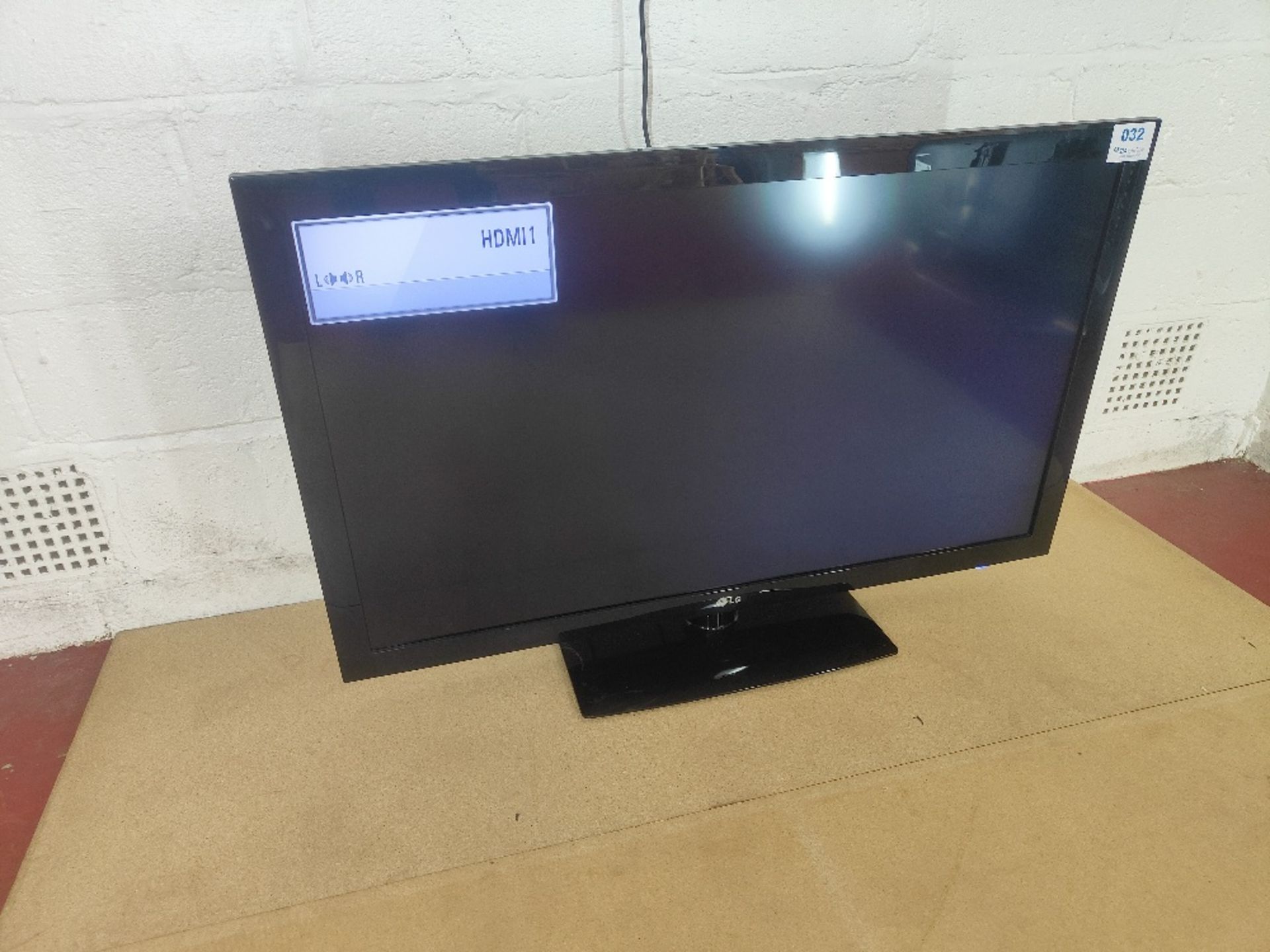 LG 47LD450-ZA television with power cord - Image 3 of 6