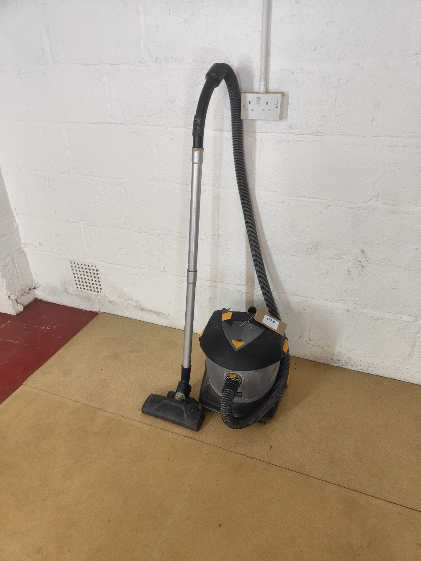 Titan TTB671VAC vacuum cleaner - Image 3 of 6