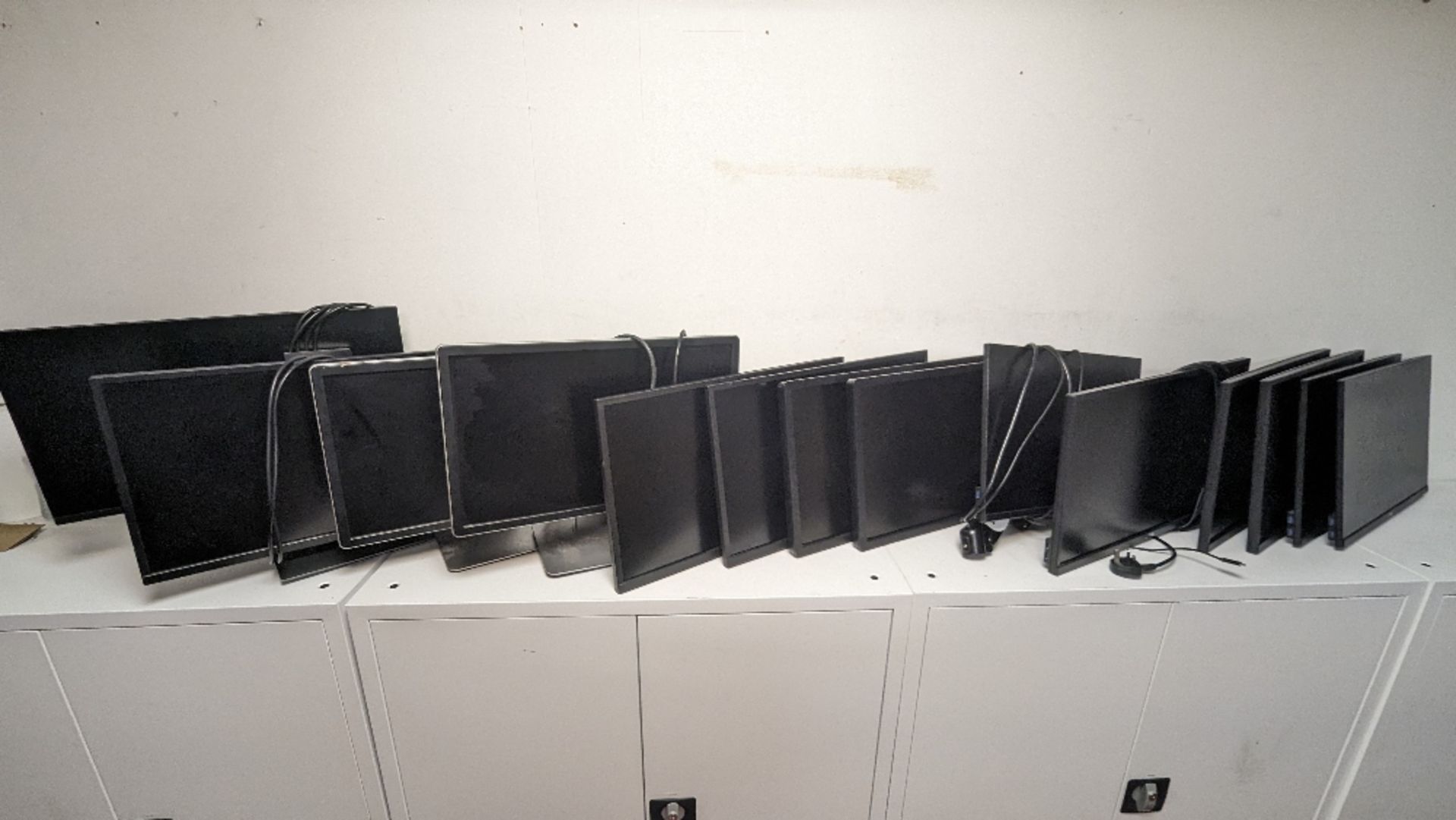 (14) DELL PC monitors with quantity of desk stands, mounts and cables - Bild 2 aus 22