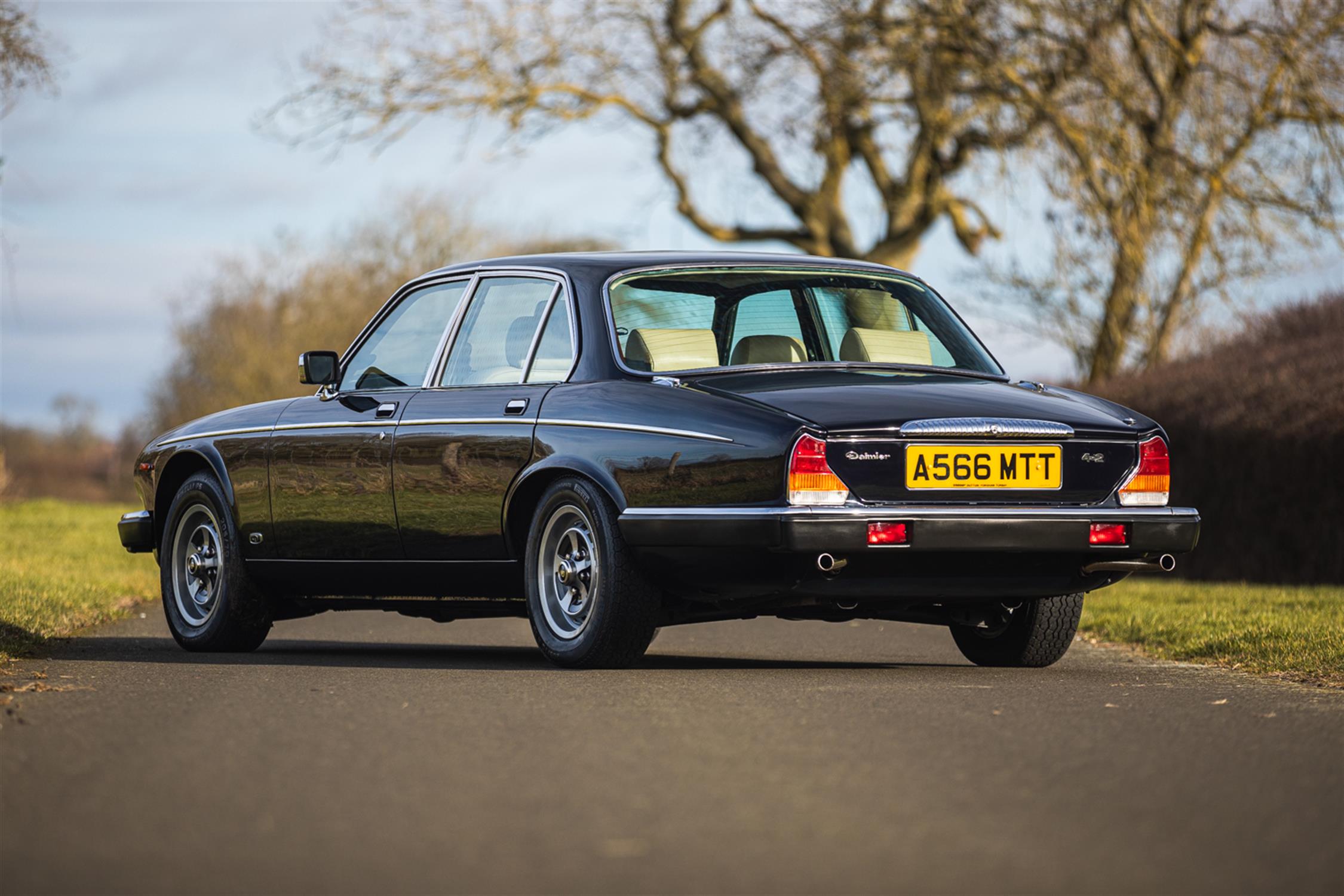 1983 Daimler Sovereign 4.2-Litre Vanden Plas - 7,700 miles - Image 4 of 10