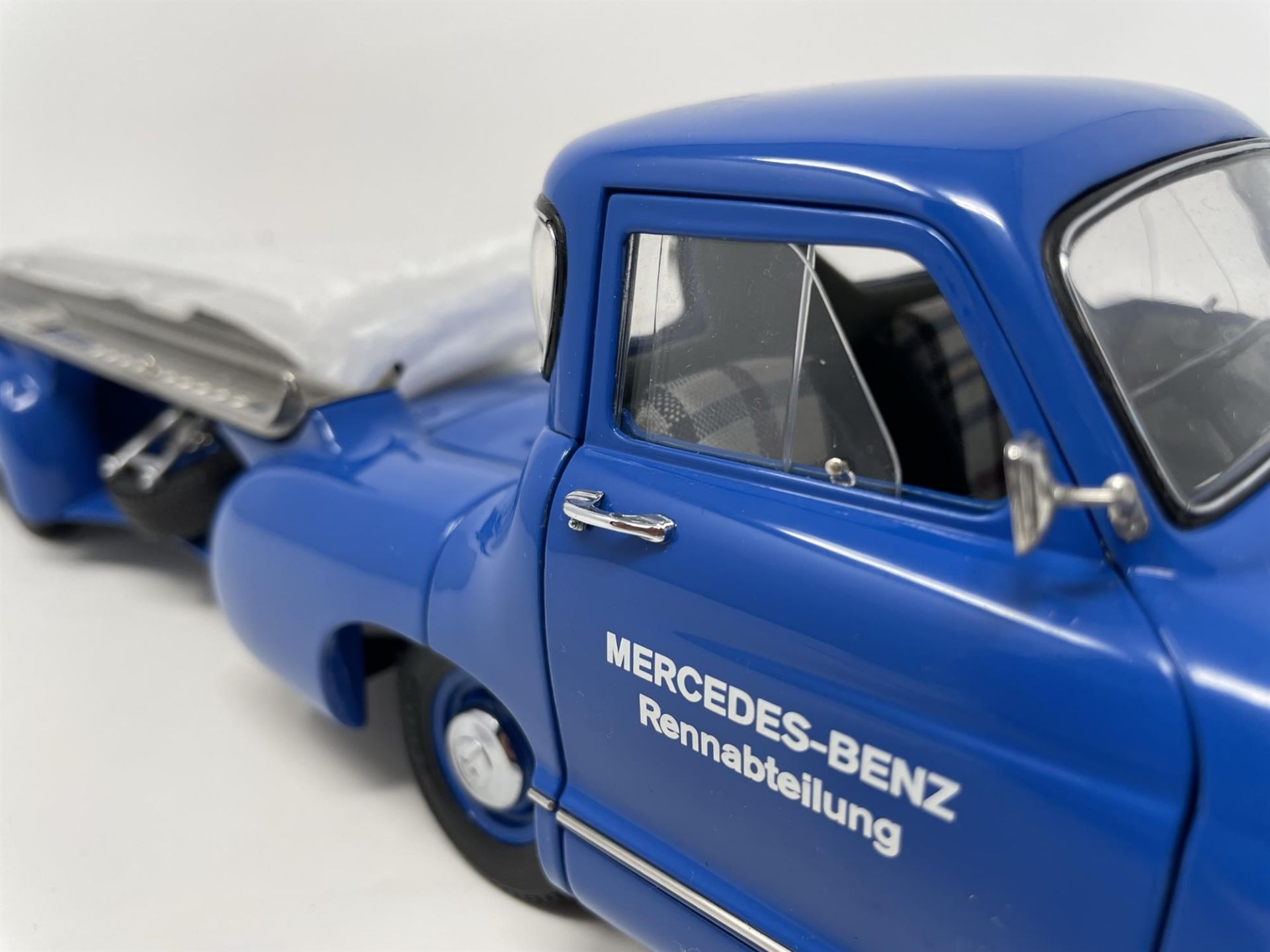 CMC 1954 Mercedes-Benz Renntransporter 1:18th Scale Model - Image 10 of 10