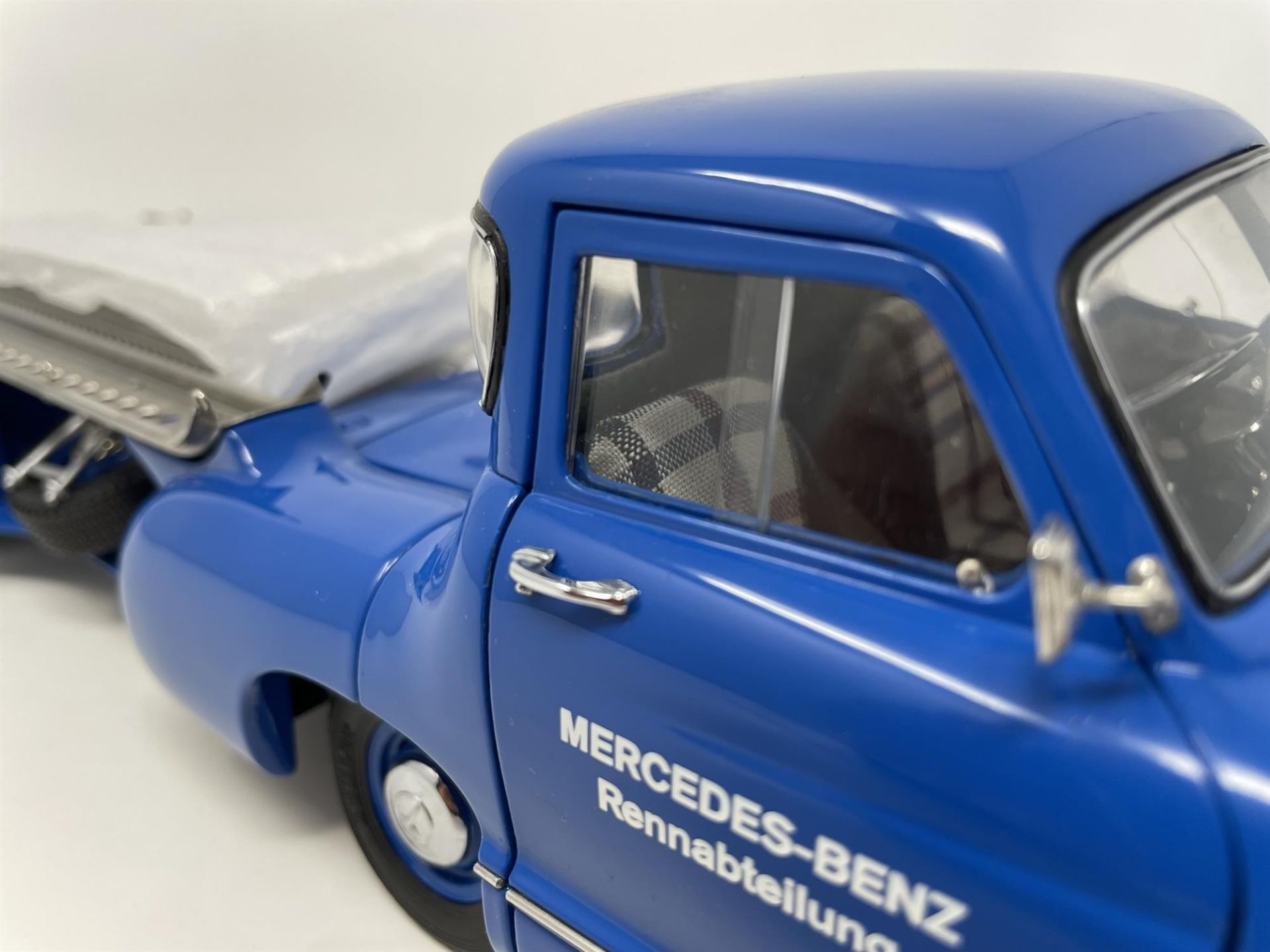 CMC 1954 Mercedes-Benz Renntransporter 1:18th Scale Model - Image 9 of 10