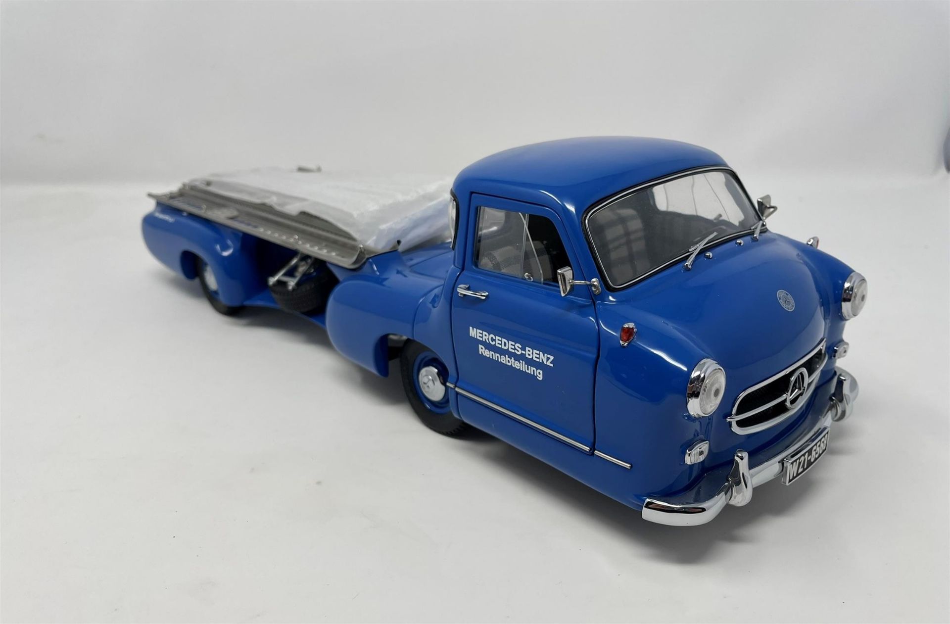CMC 1954 Mercedes-Benz Renntransporter 1:18th Scale Model