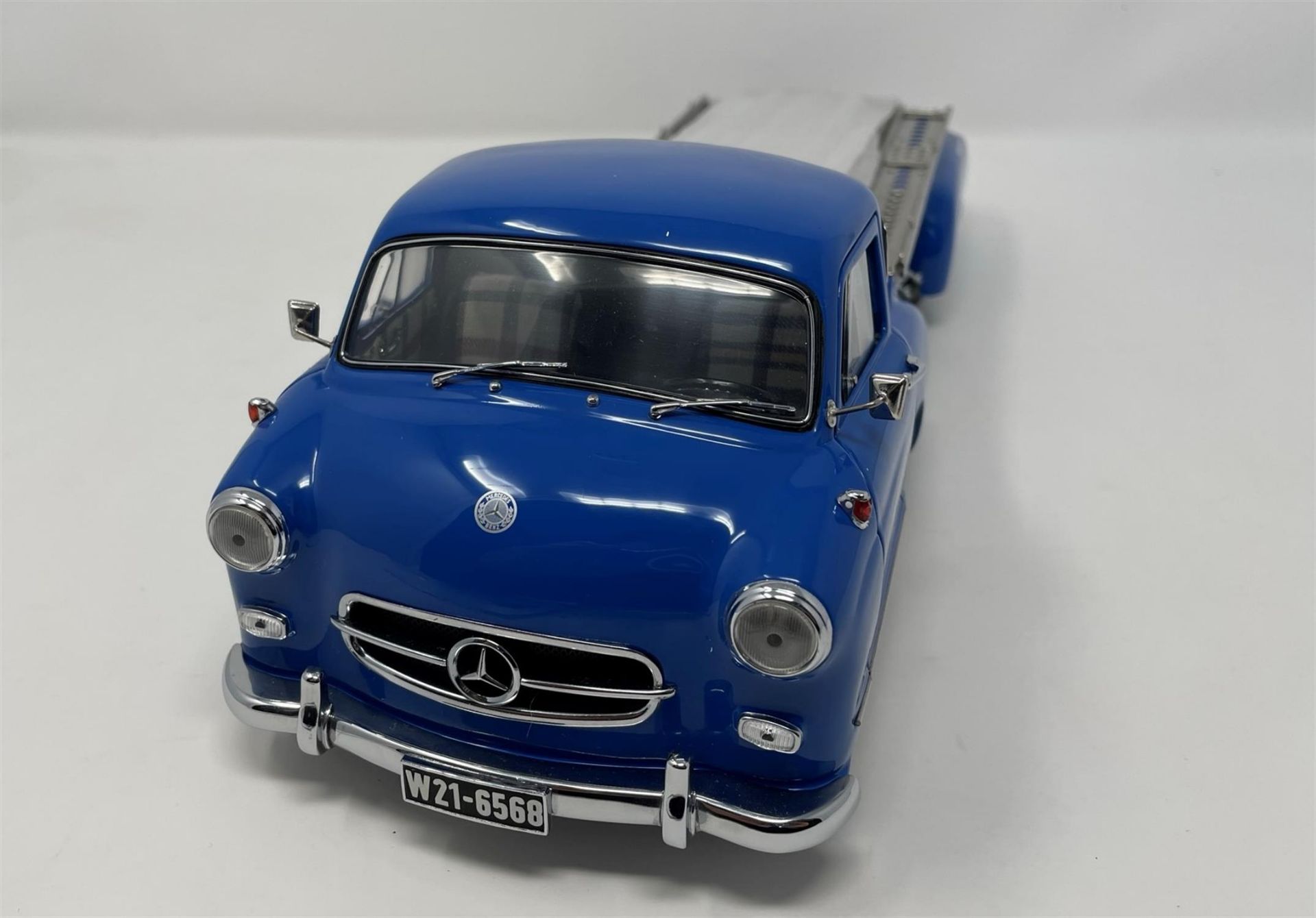 CMC 1954 Mercedes-Benz Renntransporter 1:18th Scale Model - Image 3 of 10