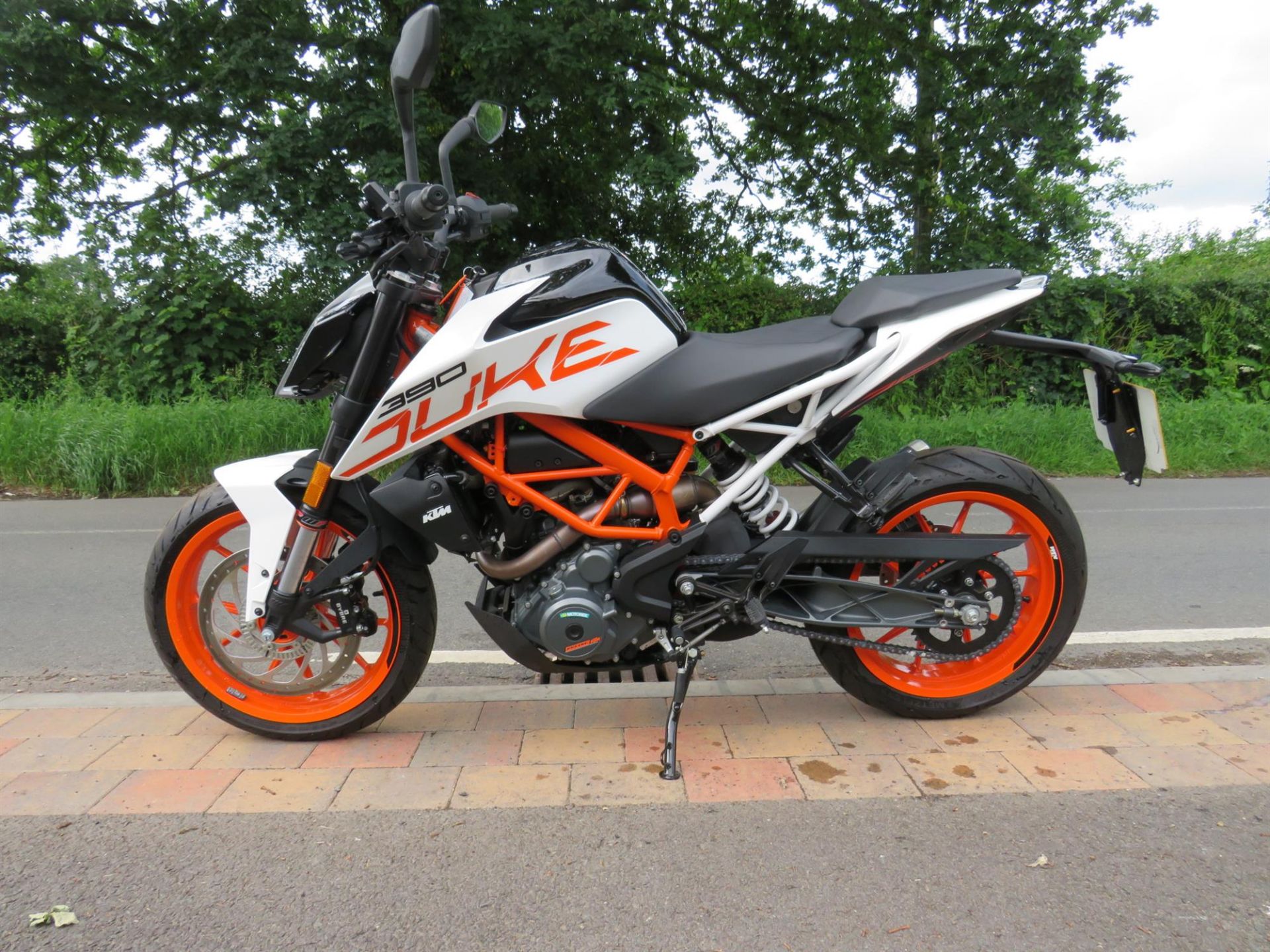 2017 KTM 390 Duke 373cc - Image 2 of 10