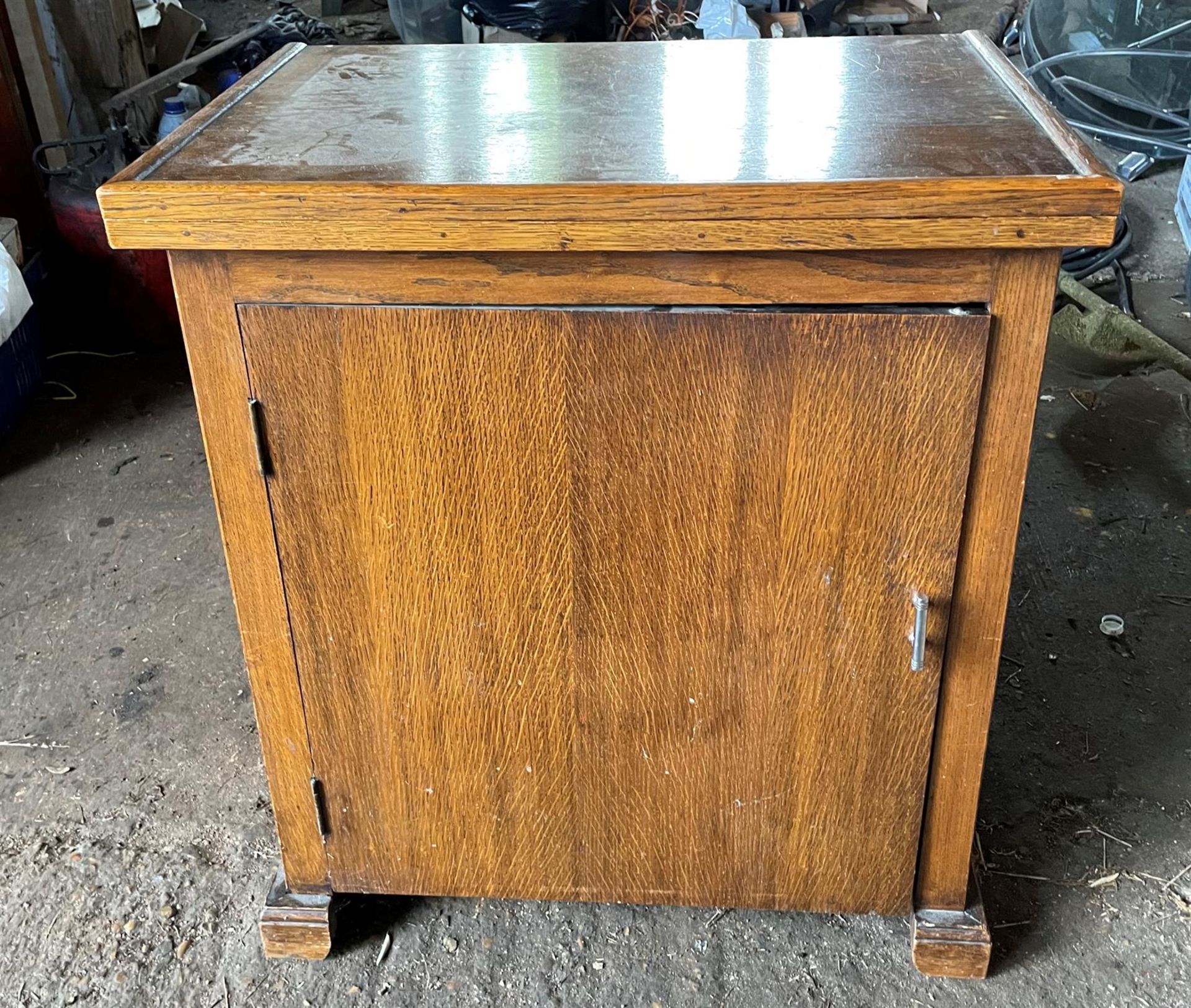 Singer Sewing Machine in Cabinet - Image 2 of 6