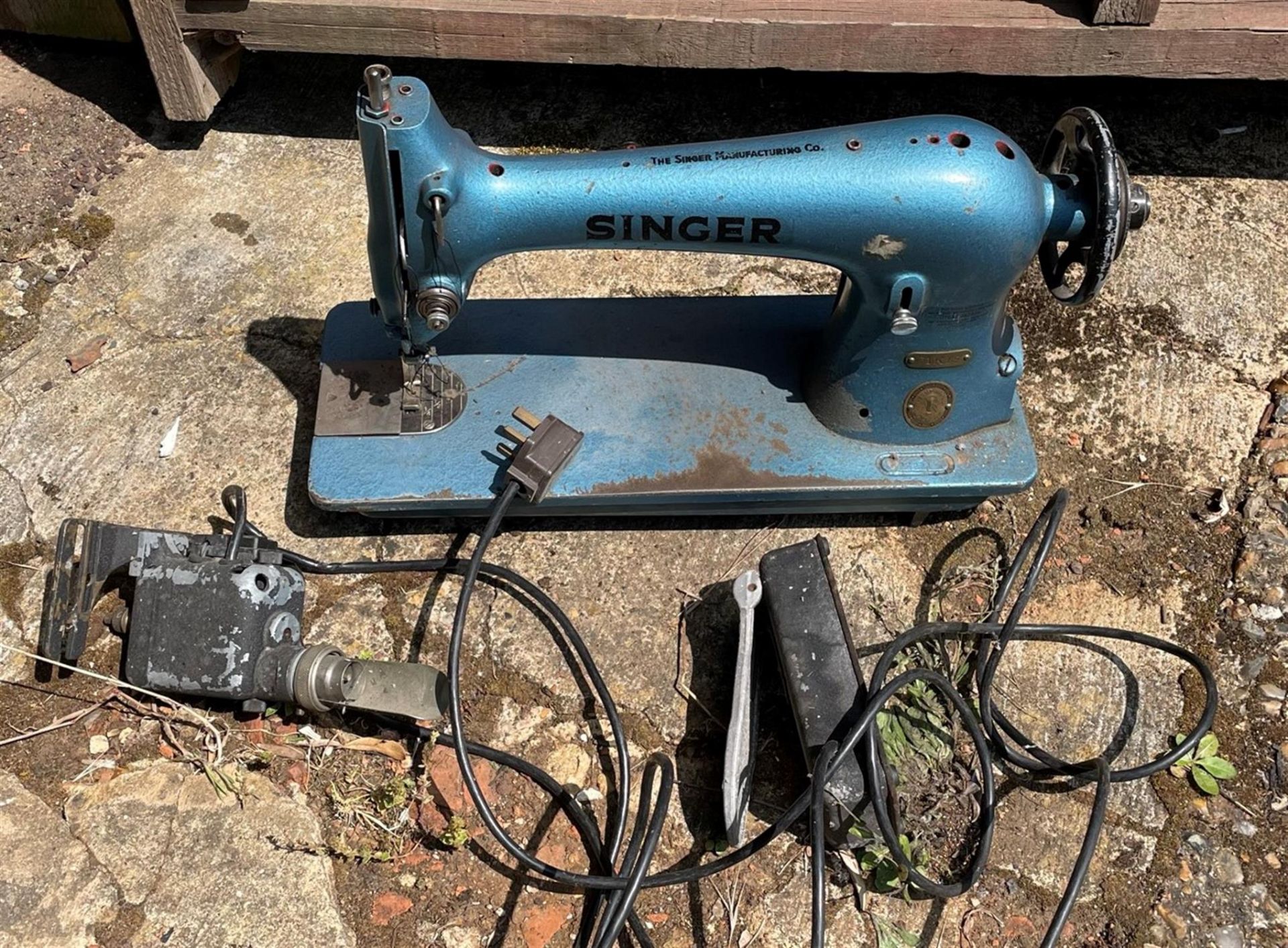 Singer Industrial Sewing Machine with Pedal - Image 4 of 6