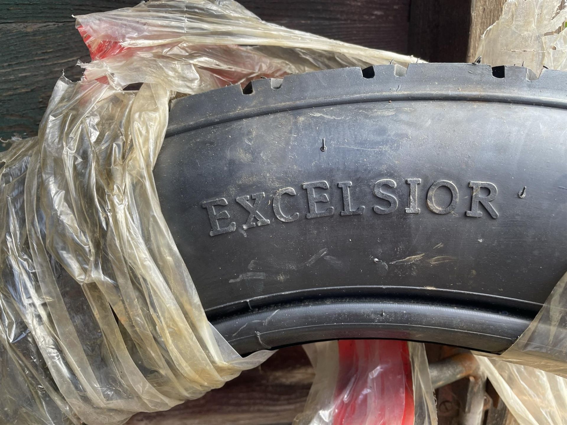 Excelsior 895/135 Tyre, As New. Michelin 880/120 worn - Image 6 of 8