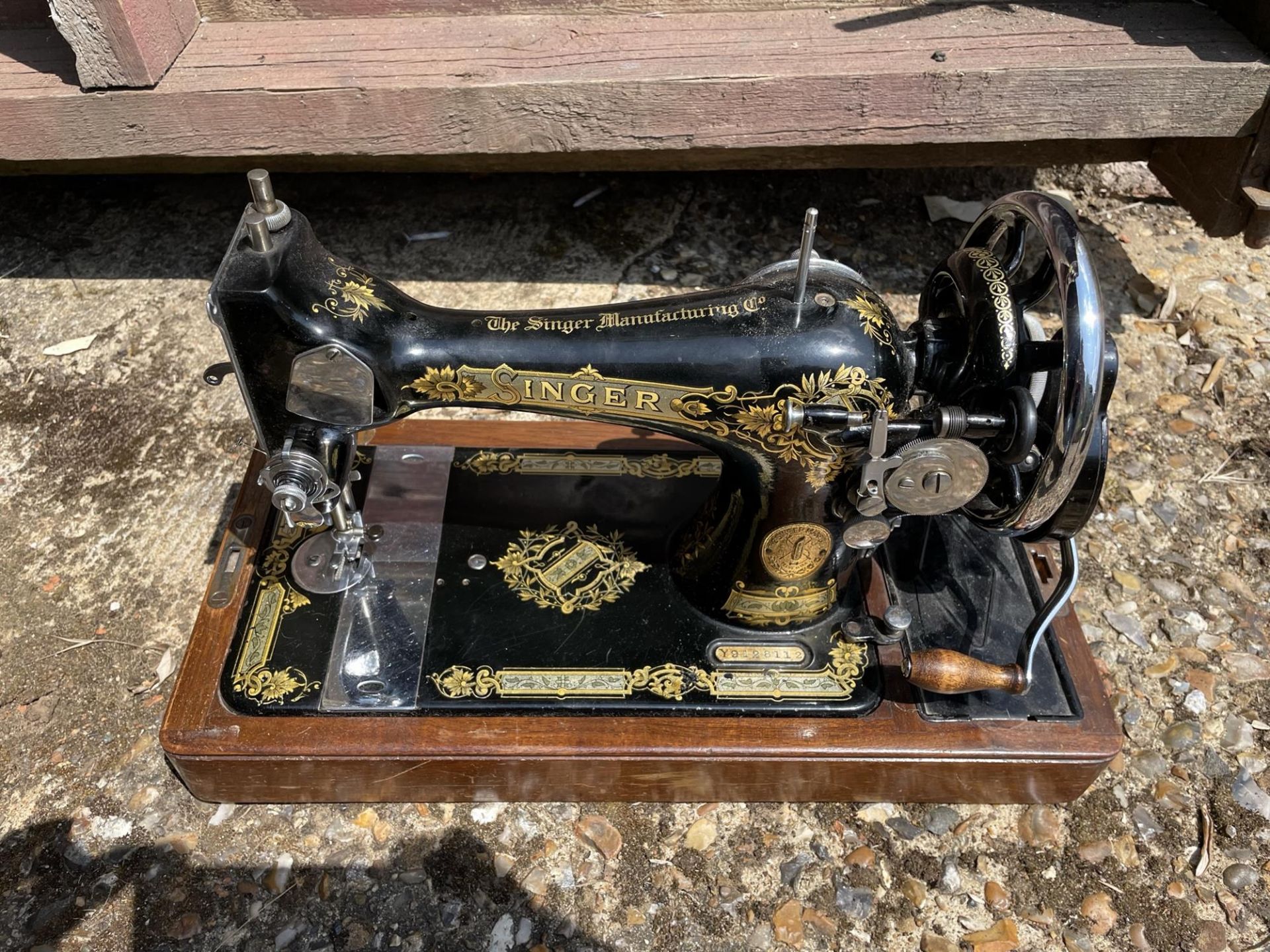 Antique (Circa 1920s) Crank-Handle Singer Sewing Machine in Box - Image 6 of 6