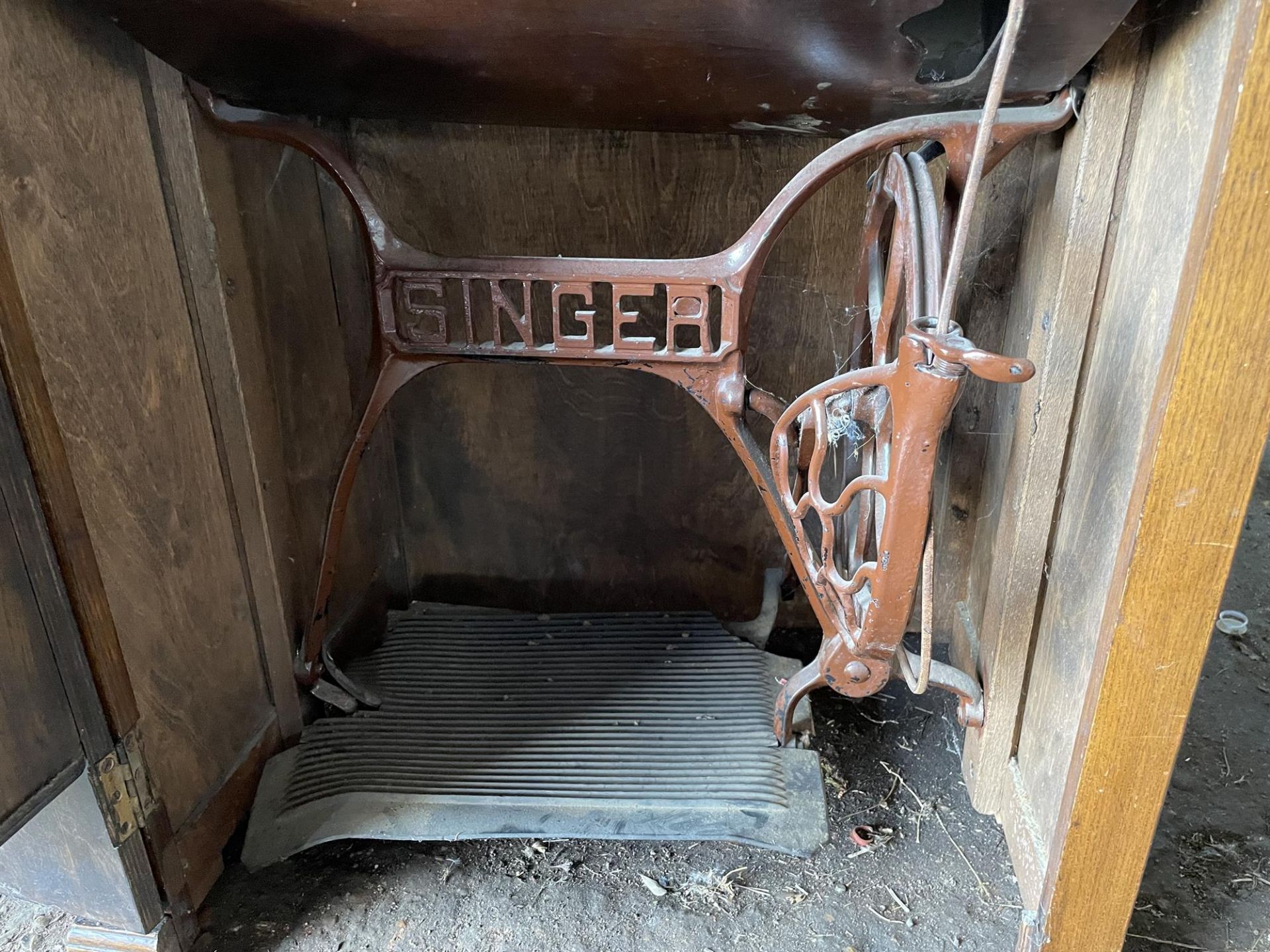Singer Sewing Machine in Cabinet - Image 5 of 6