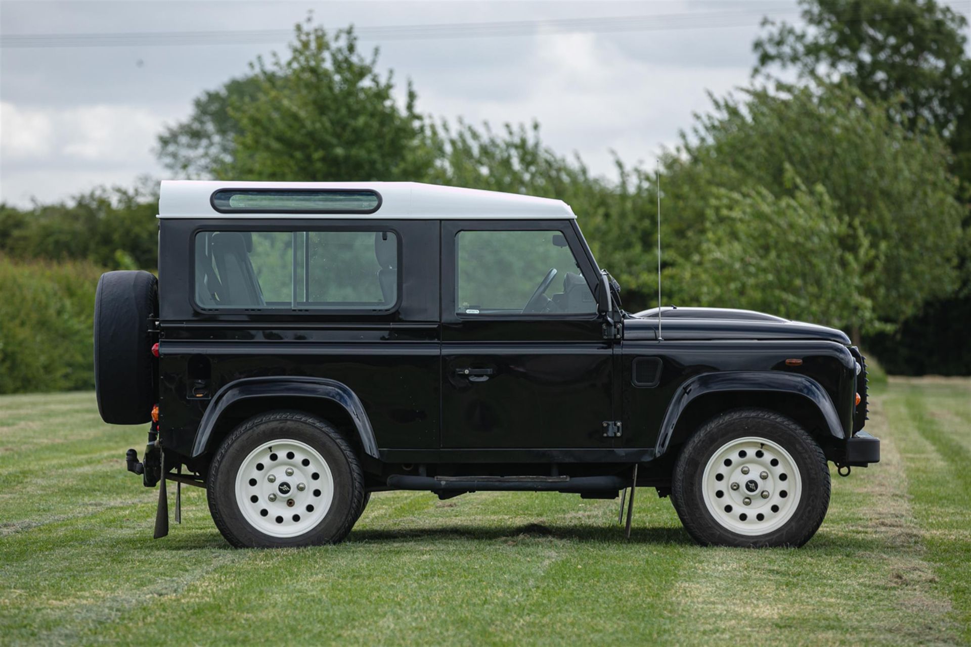 2015 Land Rover Defender 90 2.2 TDCi - Image 5 of 10