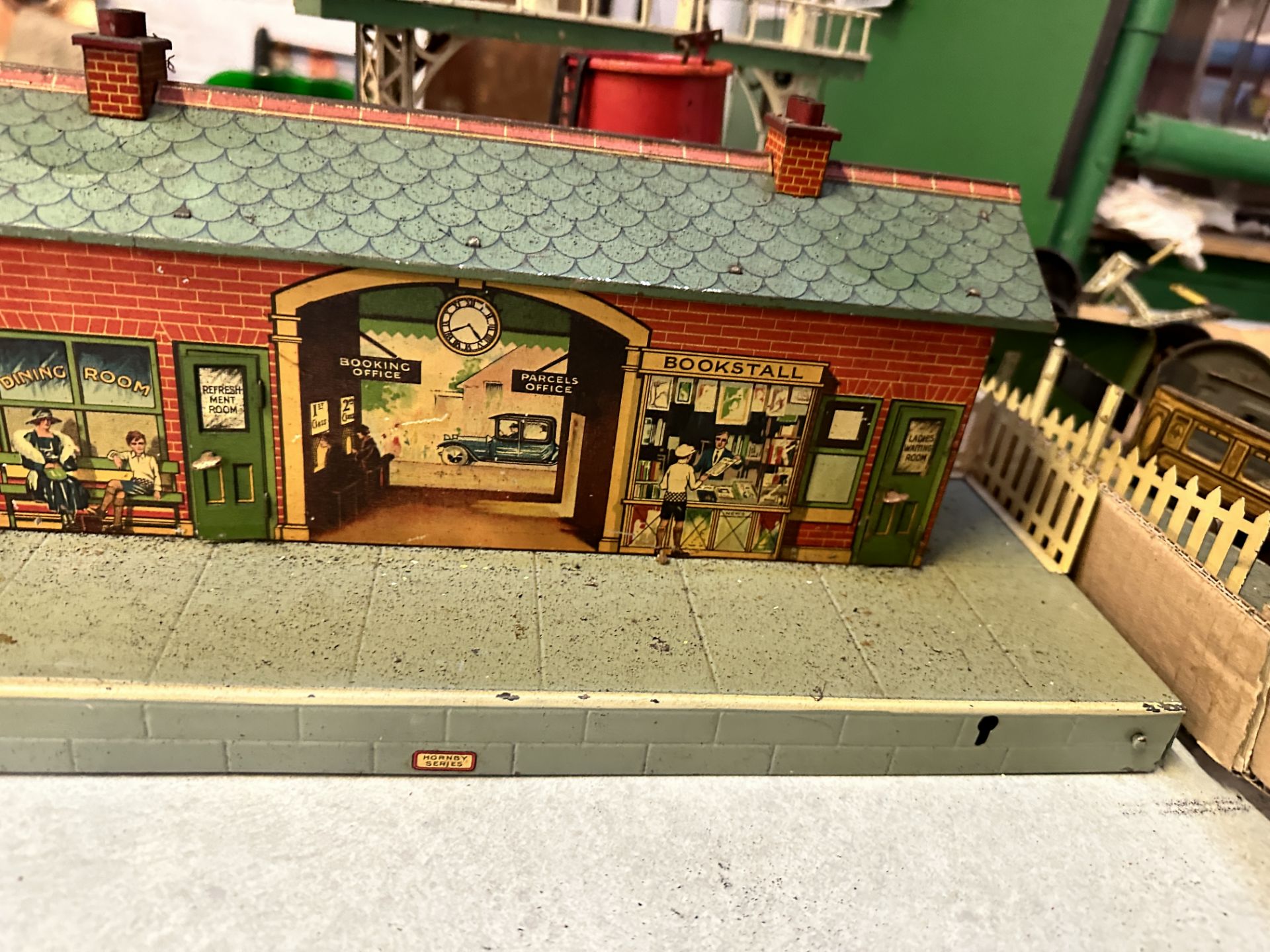 Tin plate model station, together with other Hornby and Meccano accessories - Image 3 of 5
