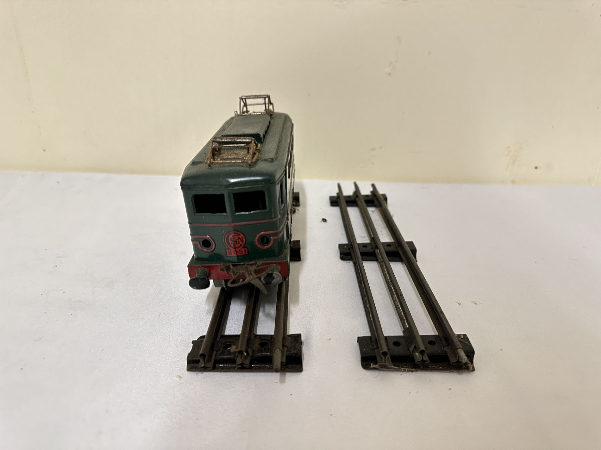 Hornby 0 gauge engine; together with two coaches - Image 4 of 5