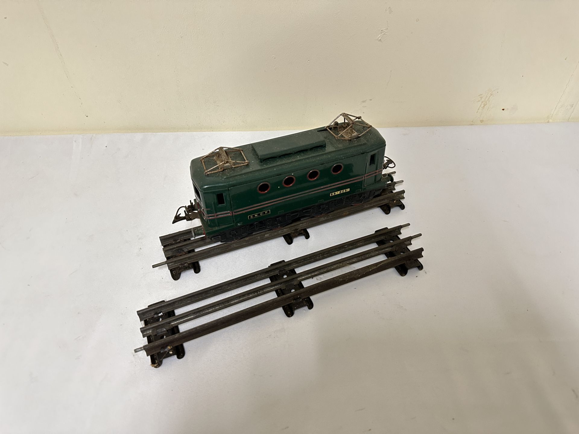 Hornby 0 gauge engine; together with two coaches - Image 3 of 5