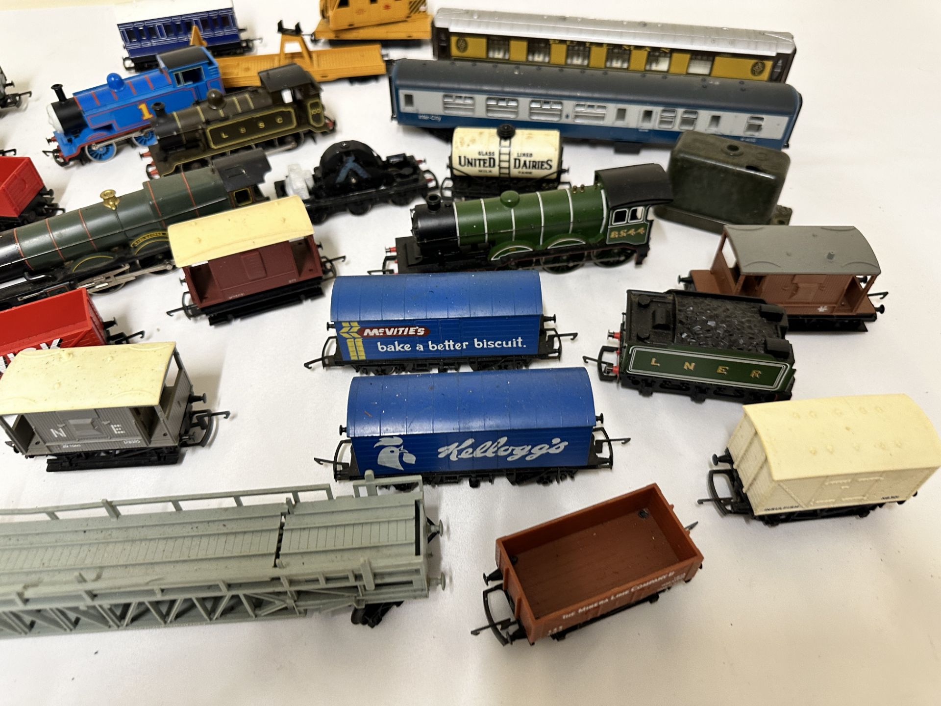 Hornby 00 gauge locomotive, 12 wagons and two coaches - Image 2 of 5