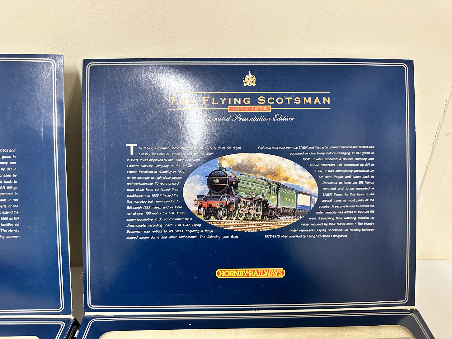 Hornby 00 gauge limited edition Flying Scotsman locomotive and two coaches - Image 5 of 5