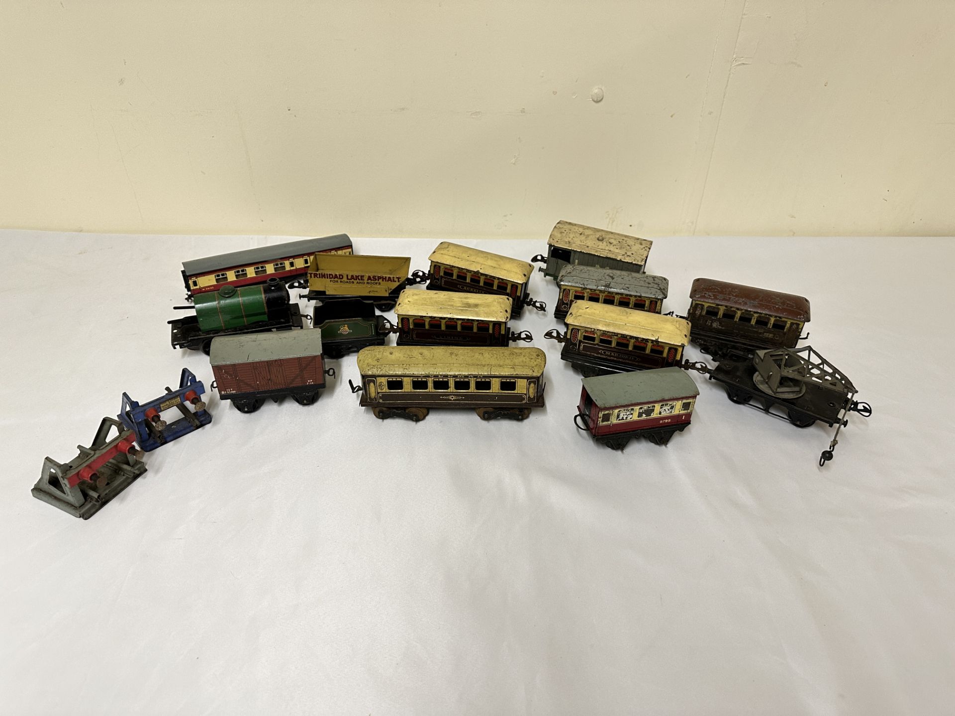 Quantity of 0 gauge carriages and wagons
