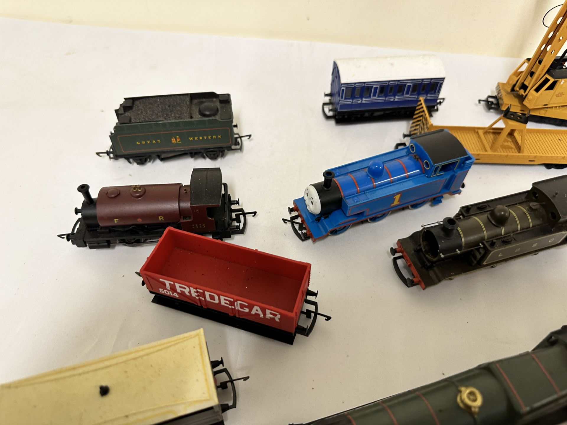 Hornby 00 gauge locomotive, 12 wagons and two coaches - Image 4 of 5