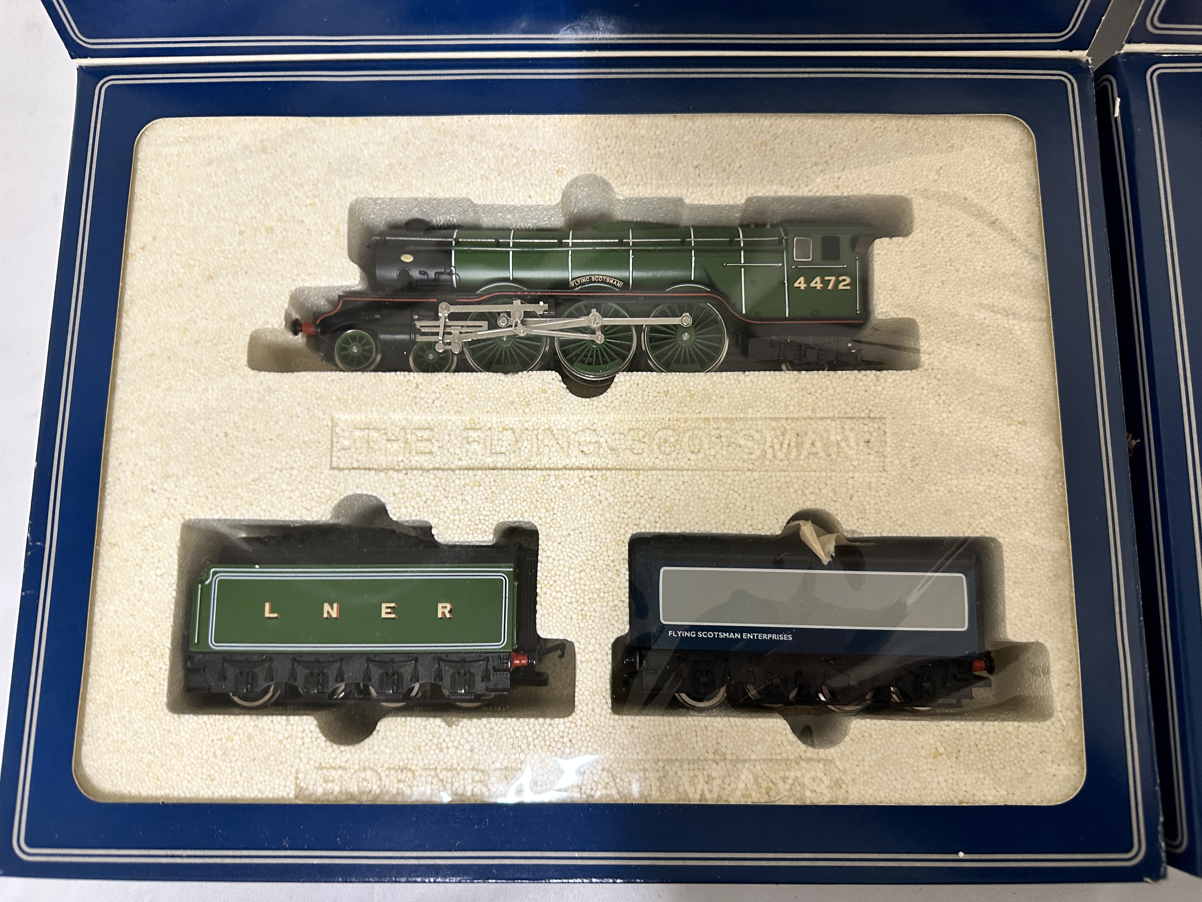 Hornby 00 gauge limited edition Flying Scotsman locomotive and two coaches - Image 2 of 5