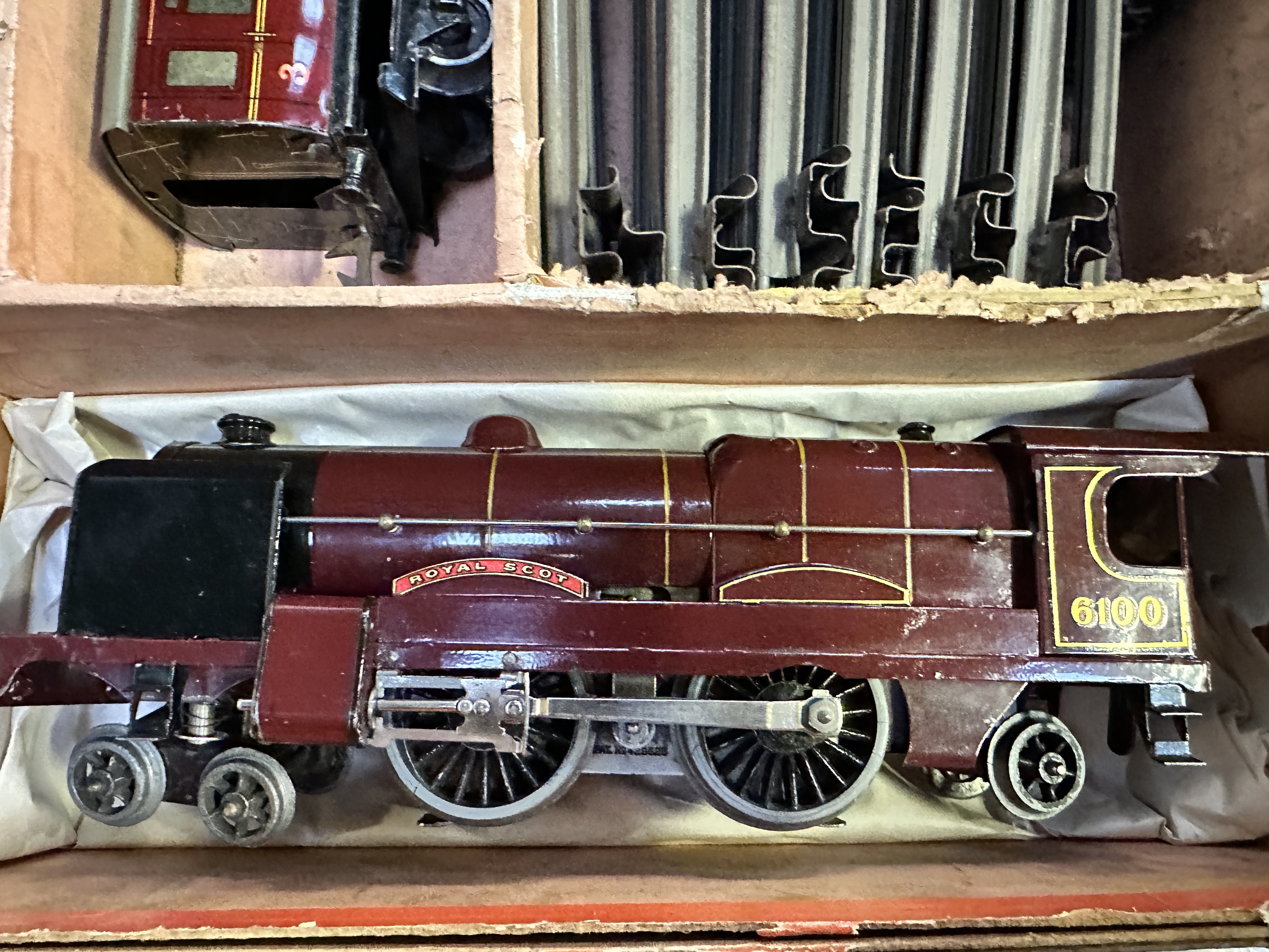 Hornby Series 0 gauge locomotive, three carriages and track - Image 2 of 5