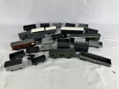 A quantity of 00 gauge model carriages