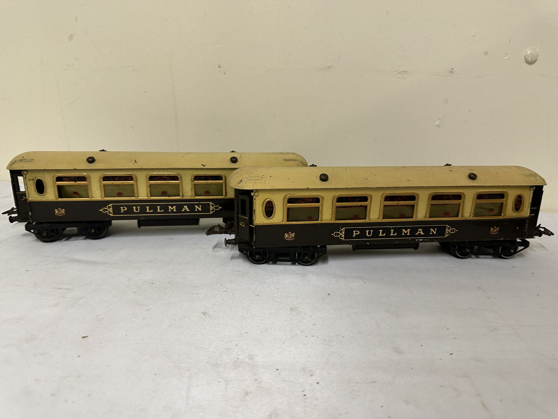 Hornby Series 0 gauge locomotive The Lord Nelson and tender together with two pullman coaches. - Image 3 of 3