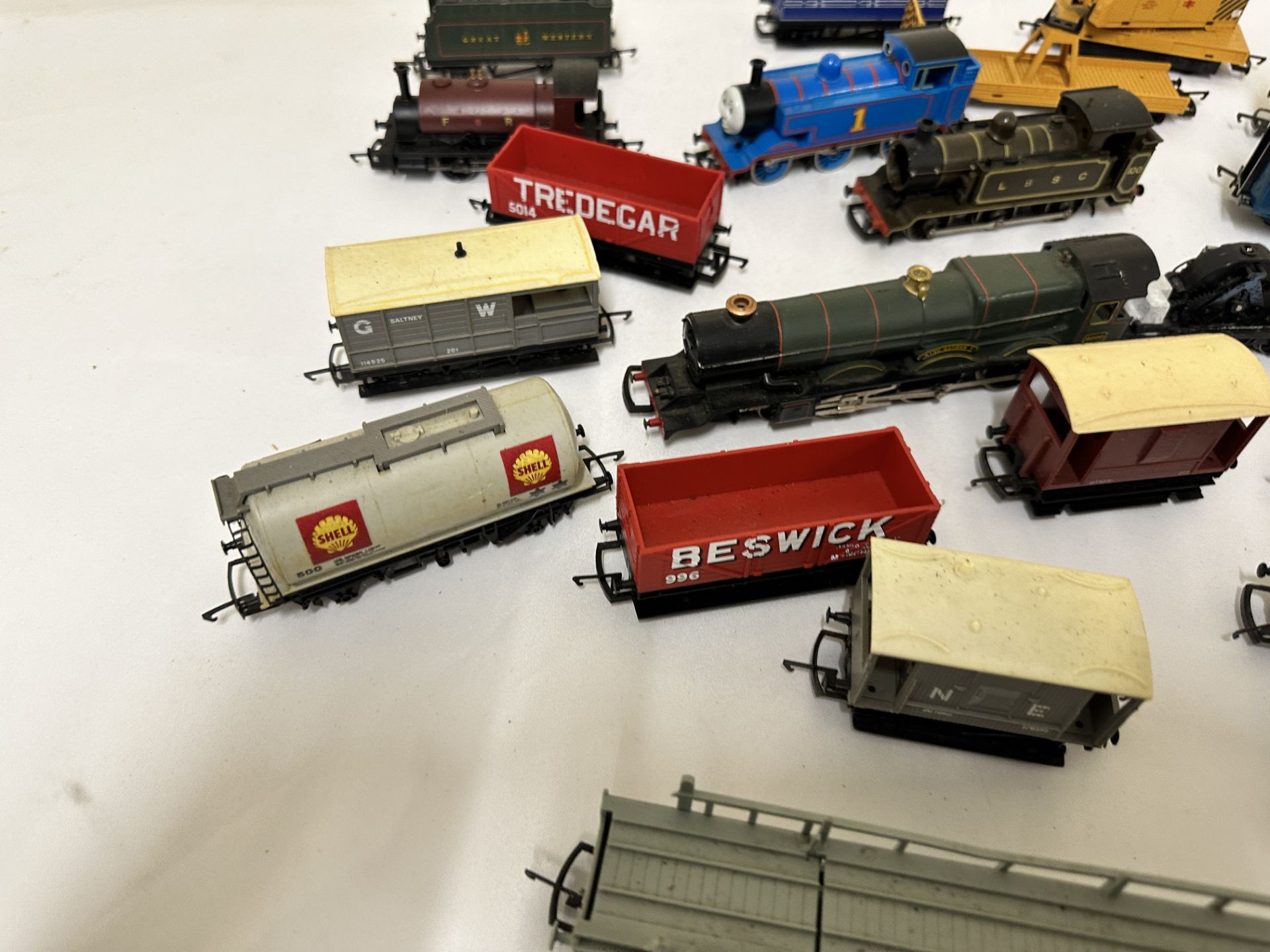 Hornby 00 gauge locomotive, 12 wagons and two coaches - Image 3 of 5