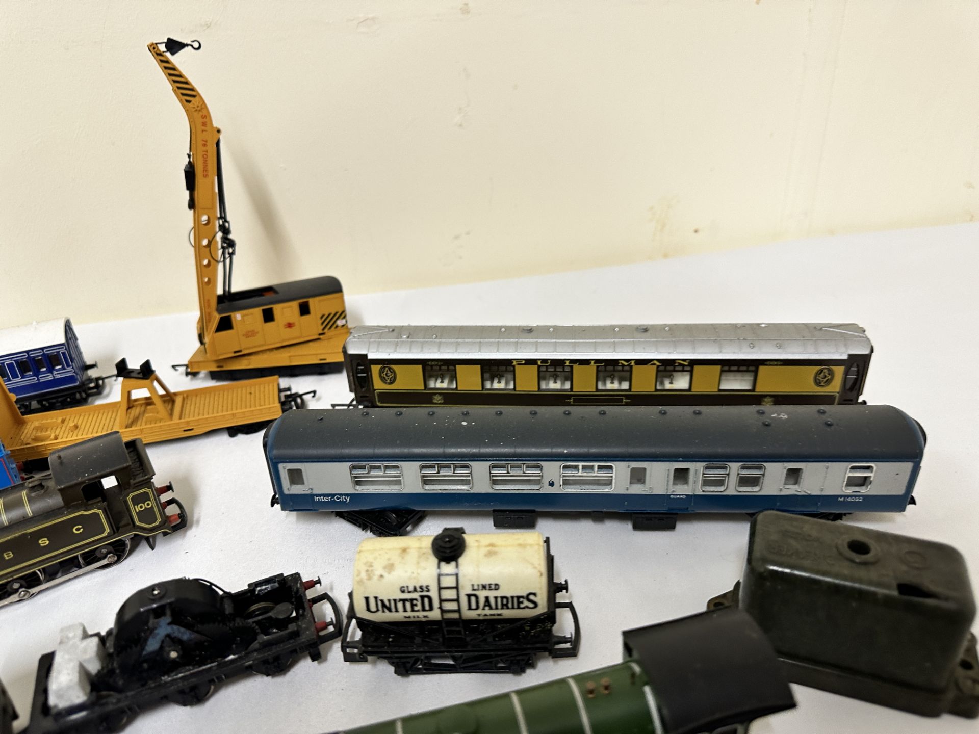 Hornby 00 gauge locomotive, 12 wagons and two coaches - Image 5 of 5