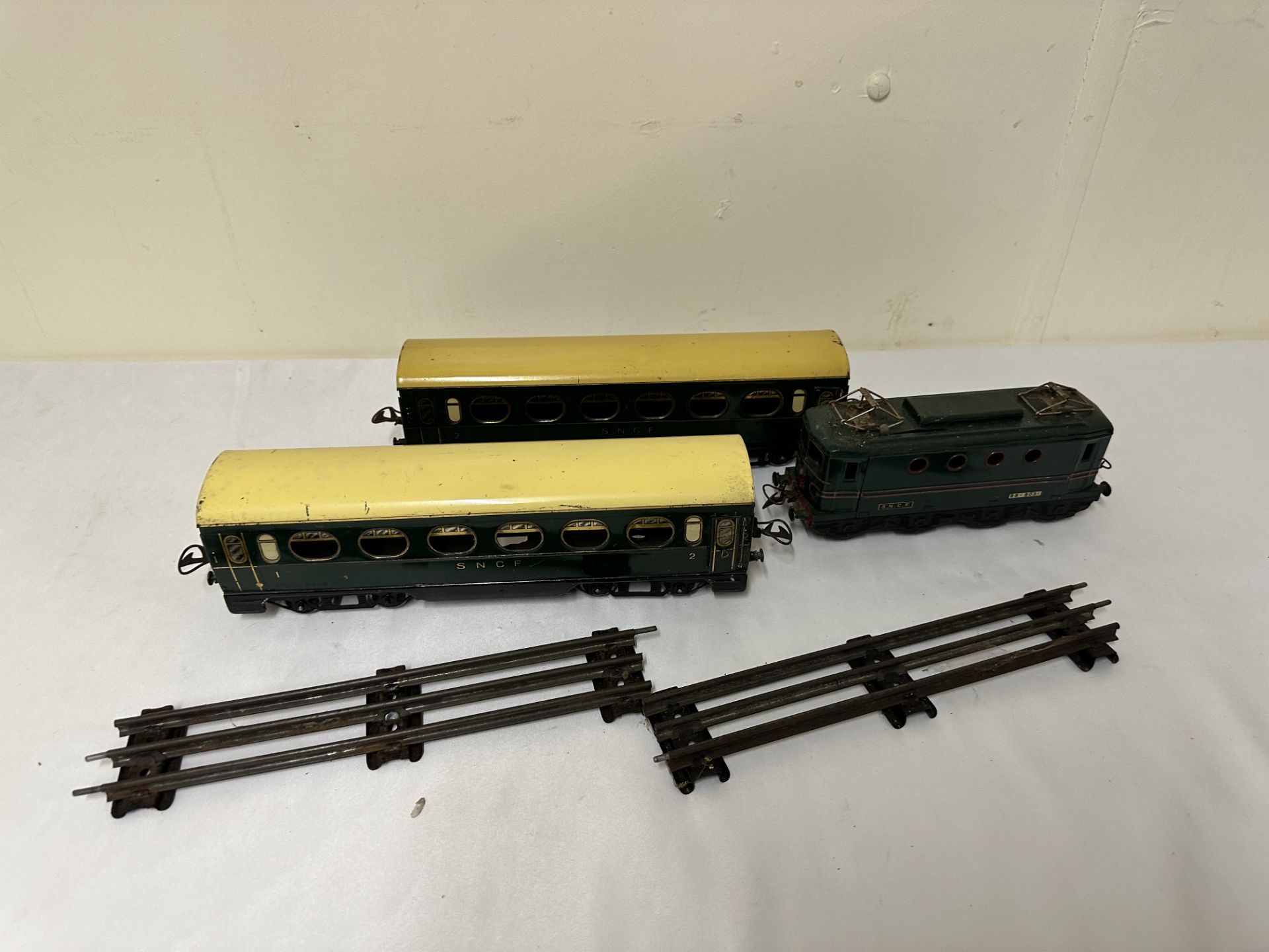 Hornby 0 gauge engine; together with two coaches