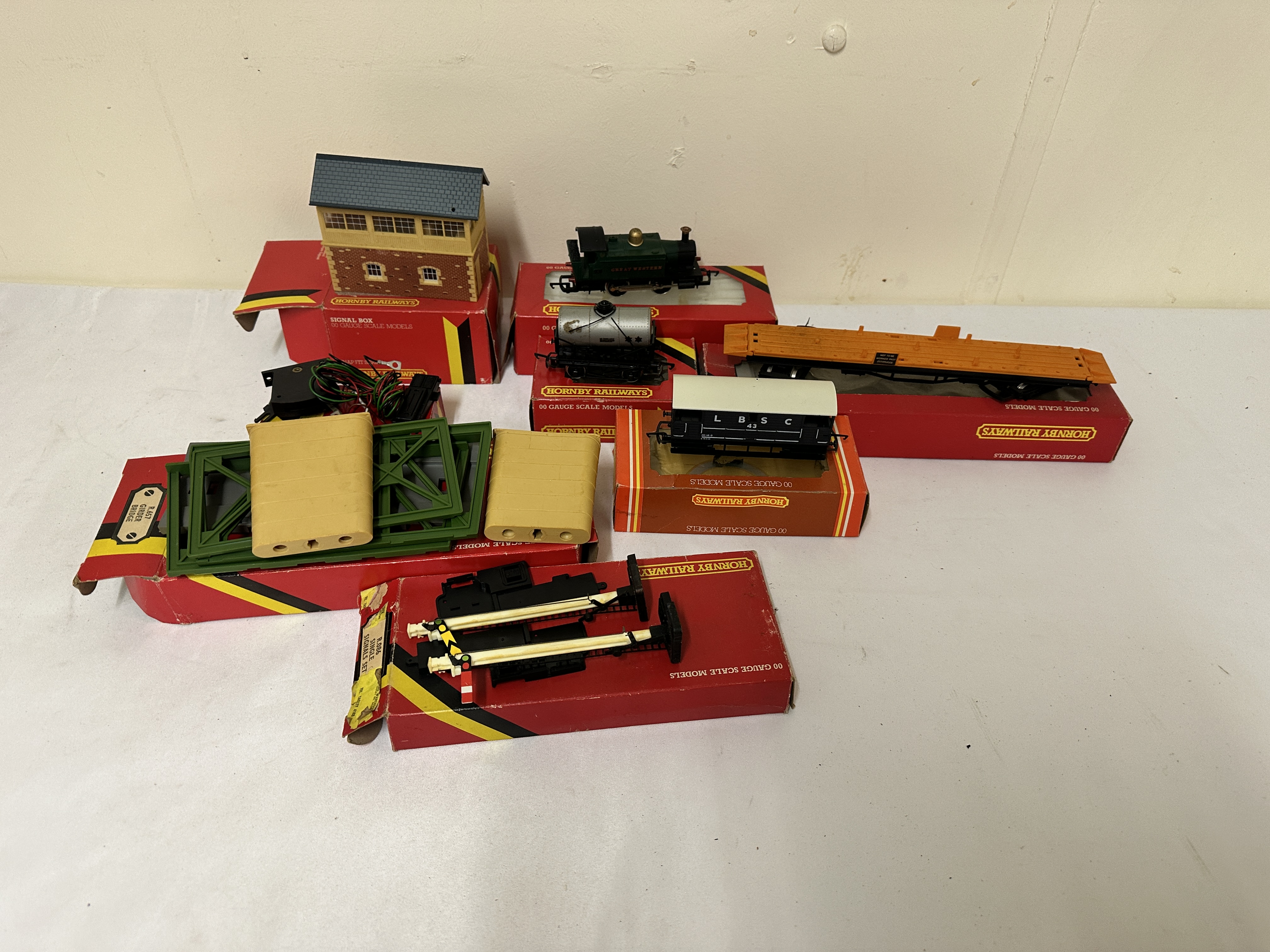 Quantity of Hornby 00 gauge accessories