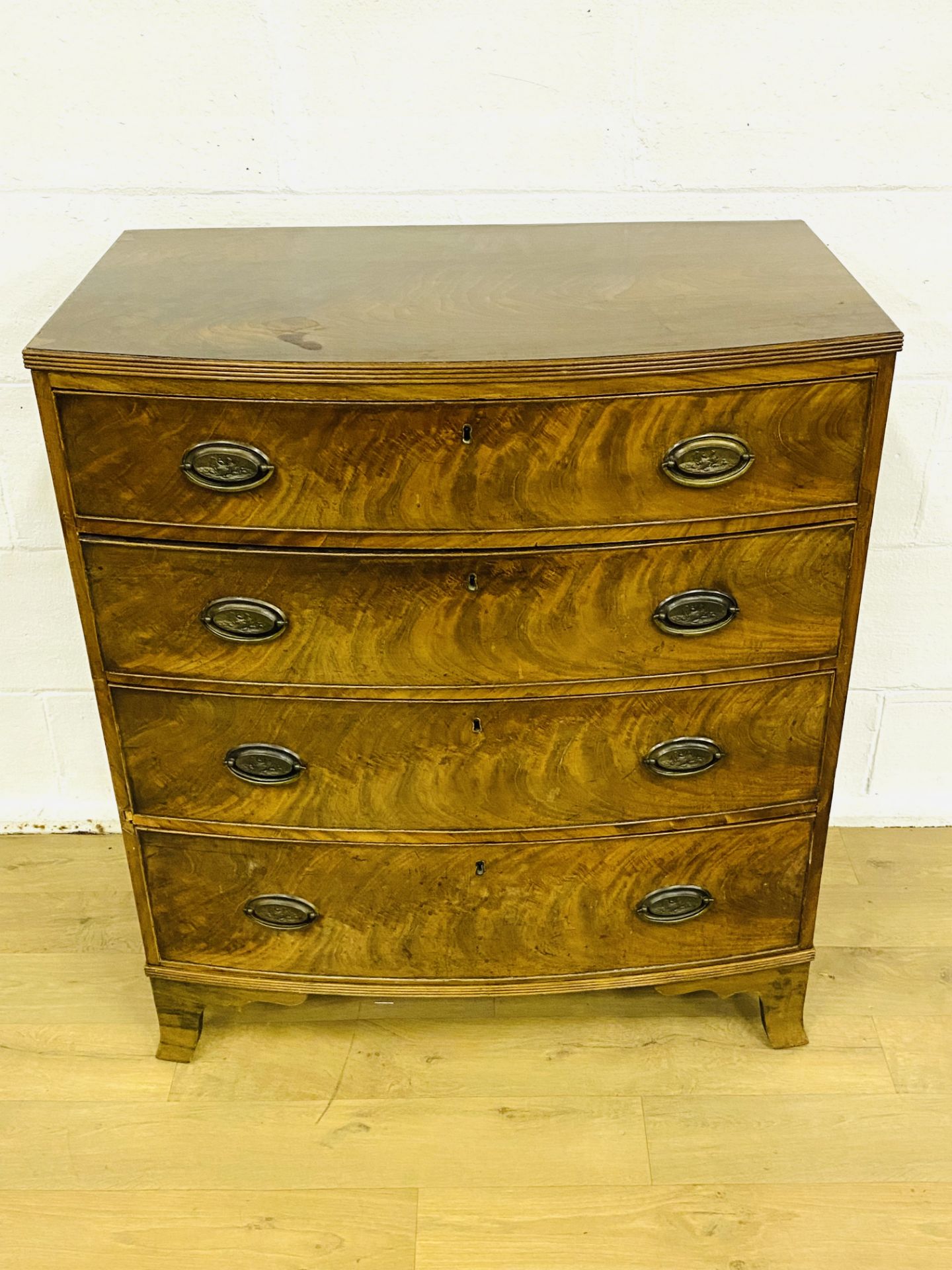 Bow fronted chest of drawers - Image 2 of 8
