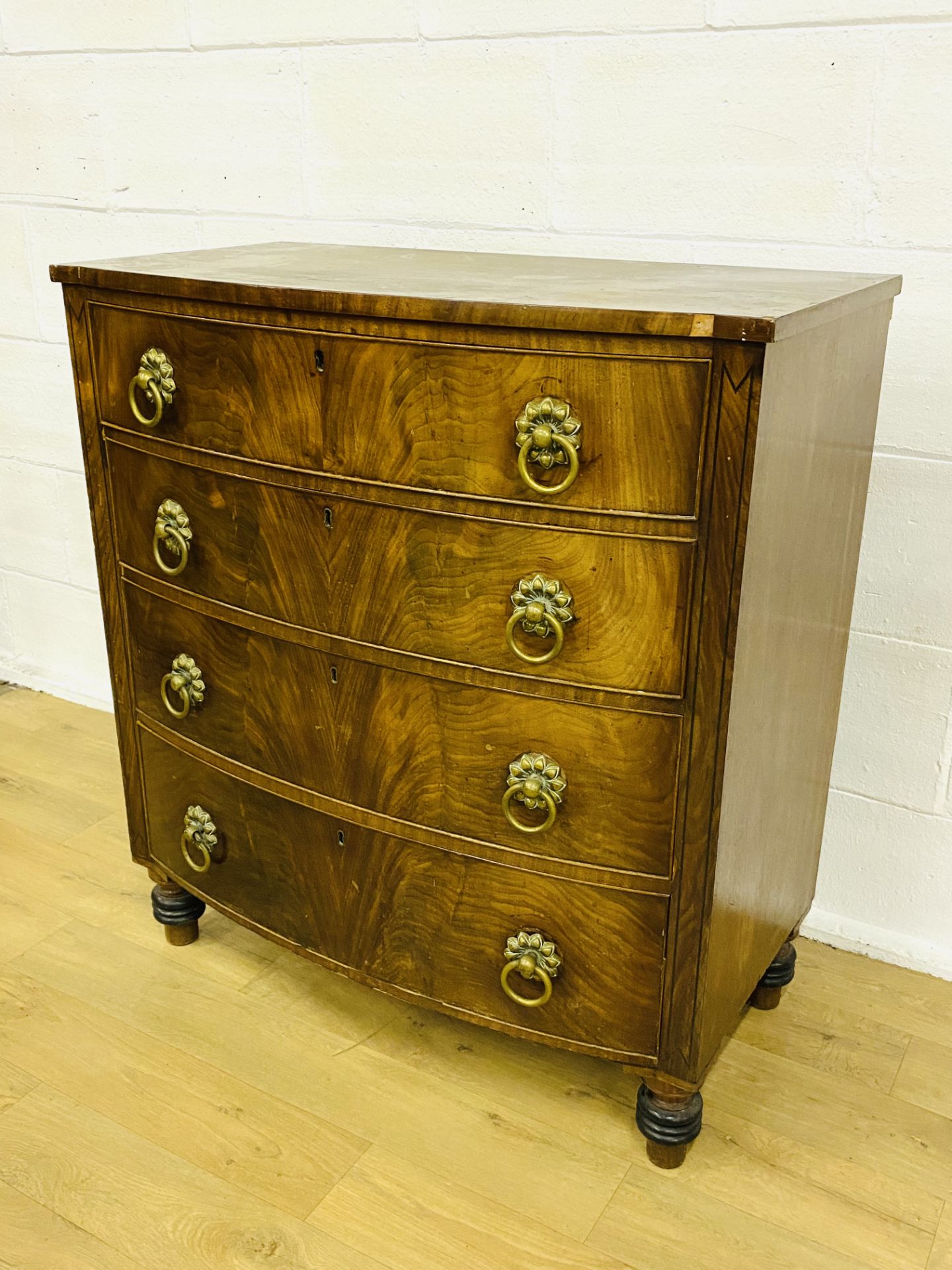 Bow fronted chest of drawers - Image 2 of 7