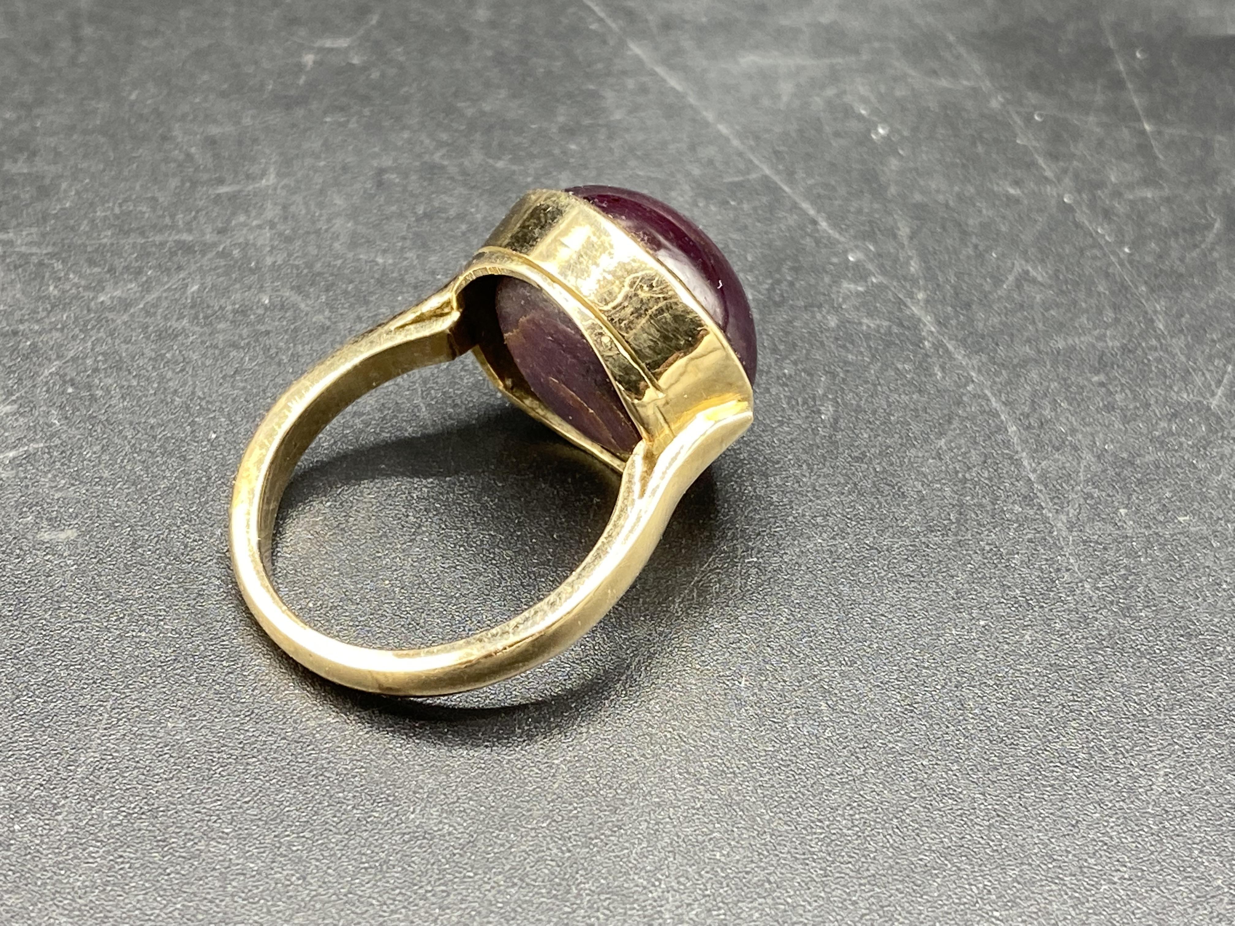 14ct gold ring set with a star sapphire - Image 5 of 6