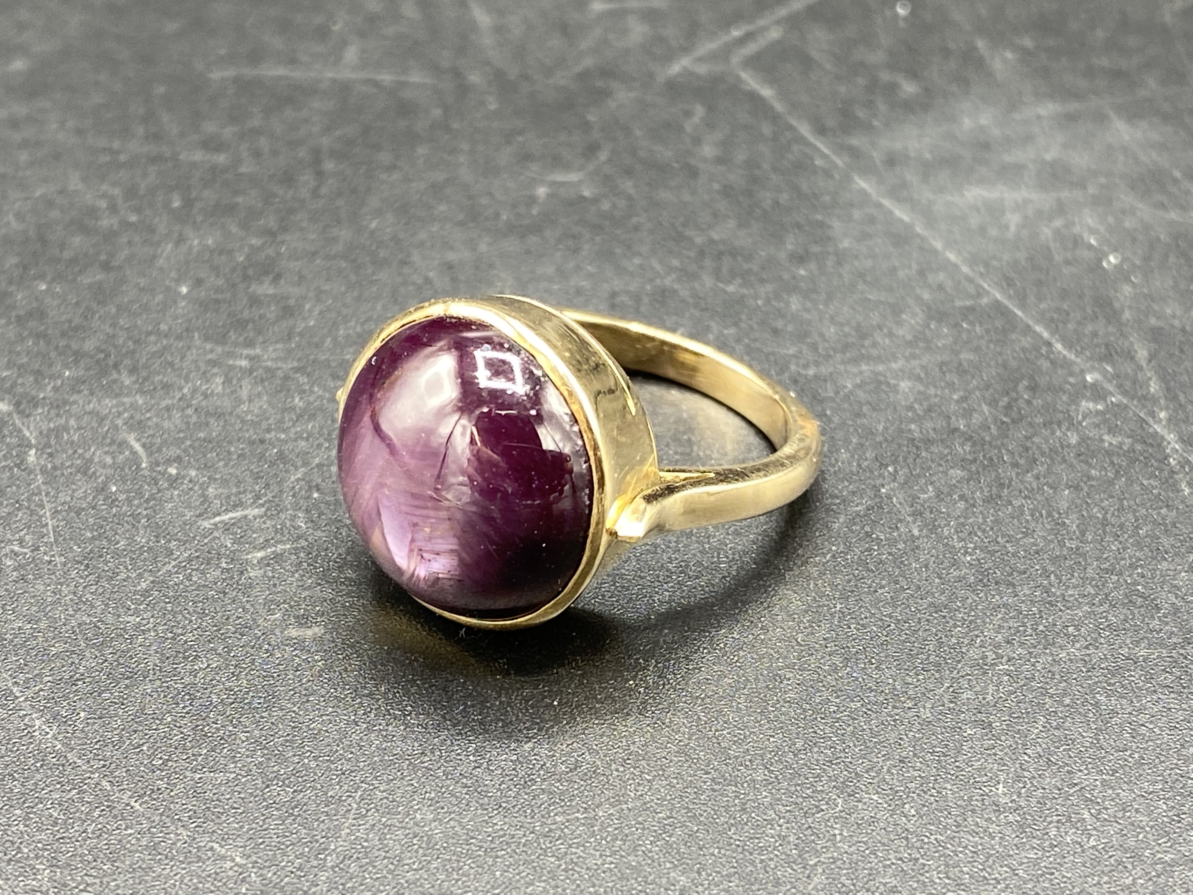 14ct gold ring set with a star sapphire - Image 2 of 6