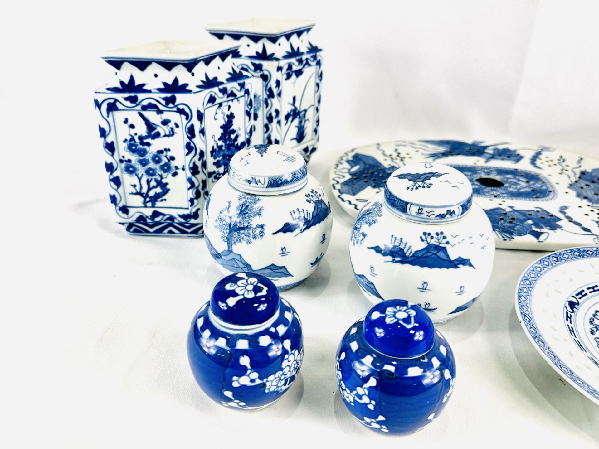 Quantity of blue and white pottery - Image 4 of 7