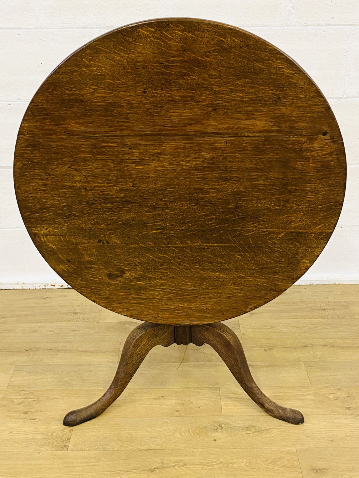 Oak tilt top table - Image 4 of 5