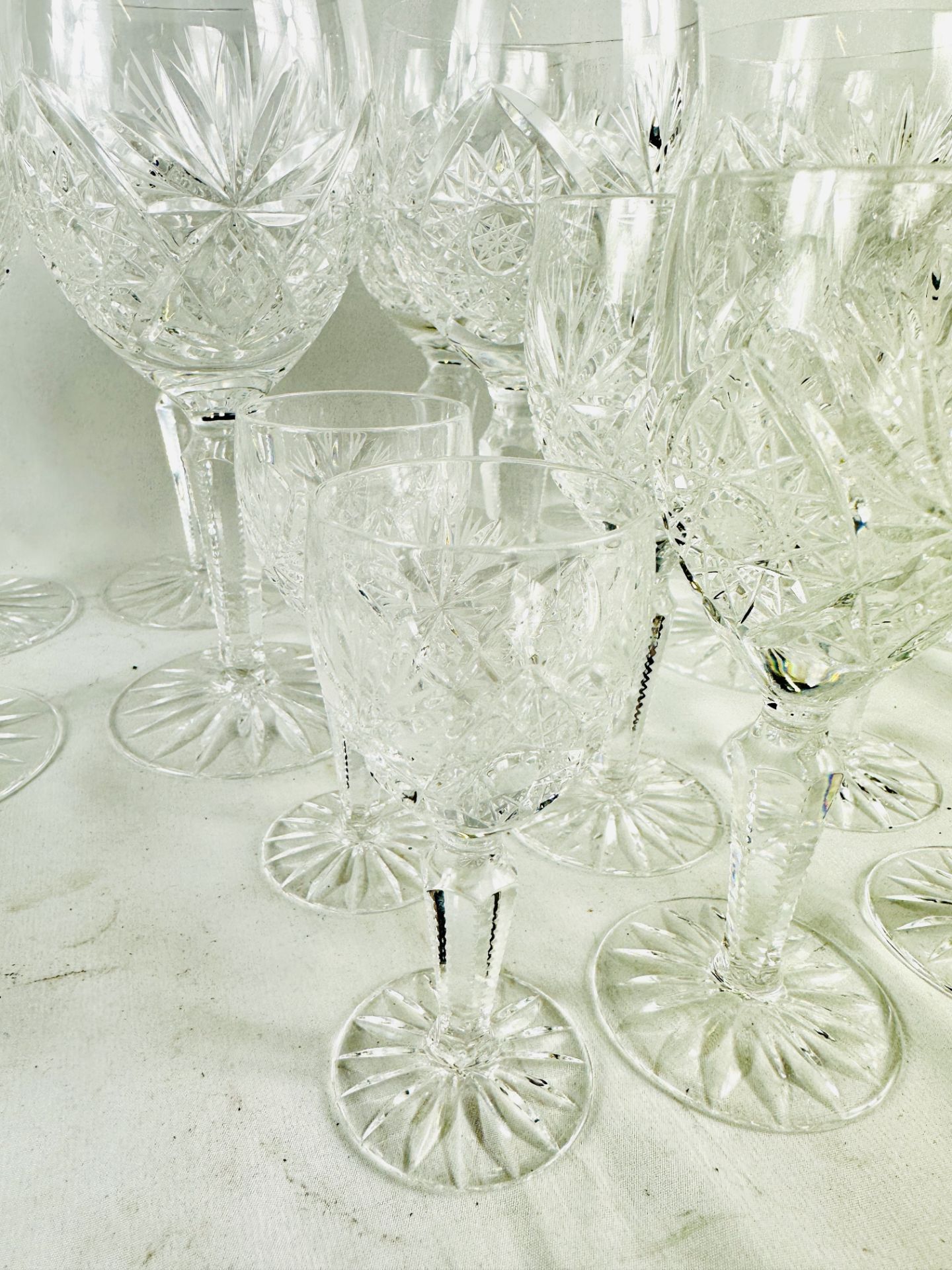 Eleven crystal wine glasses together with six liqueur glasses - Bild 3 aus 4