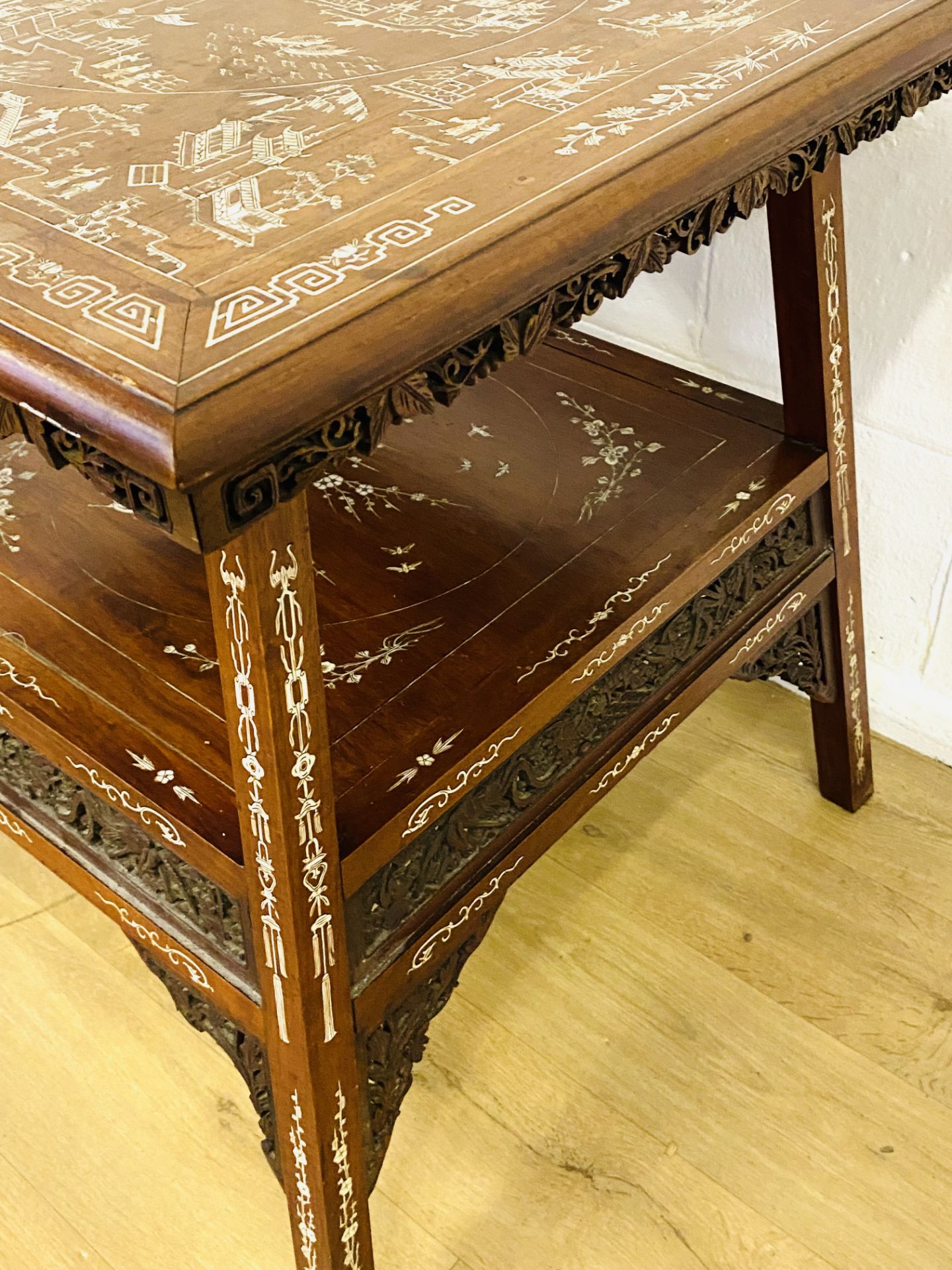 Oriental hardwood inlaid display table - Image 4 of 8