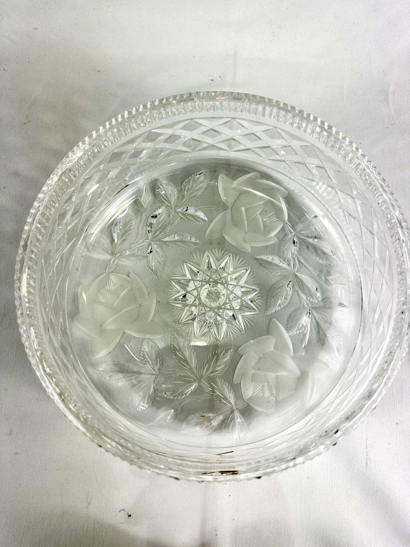 Cut glass fruit bowl with cut and etched flowers to base - Bild 6 aus 6