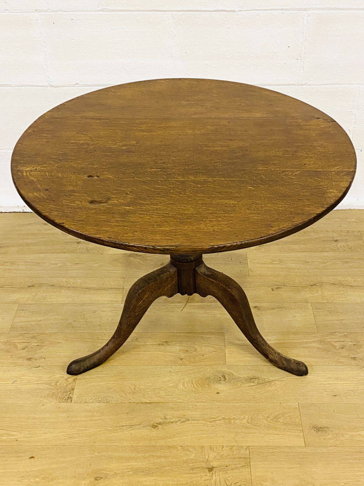 Oak tilt top table - Image 2 of 5