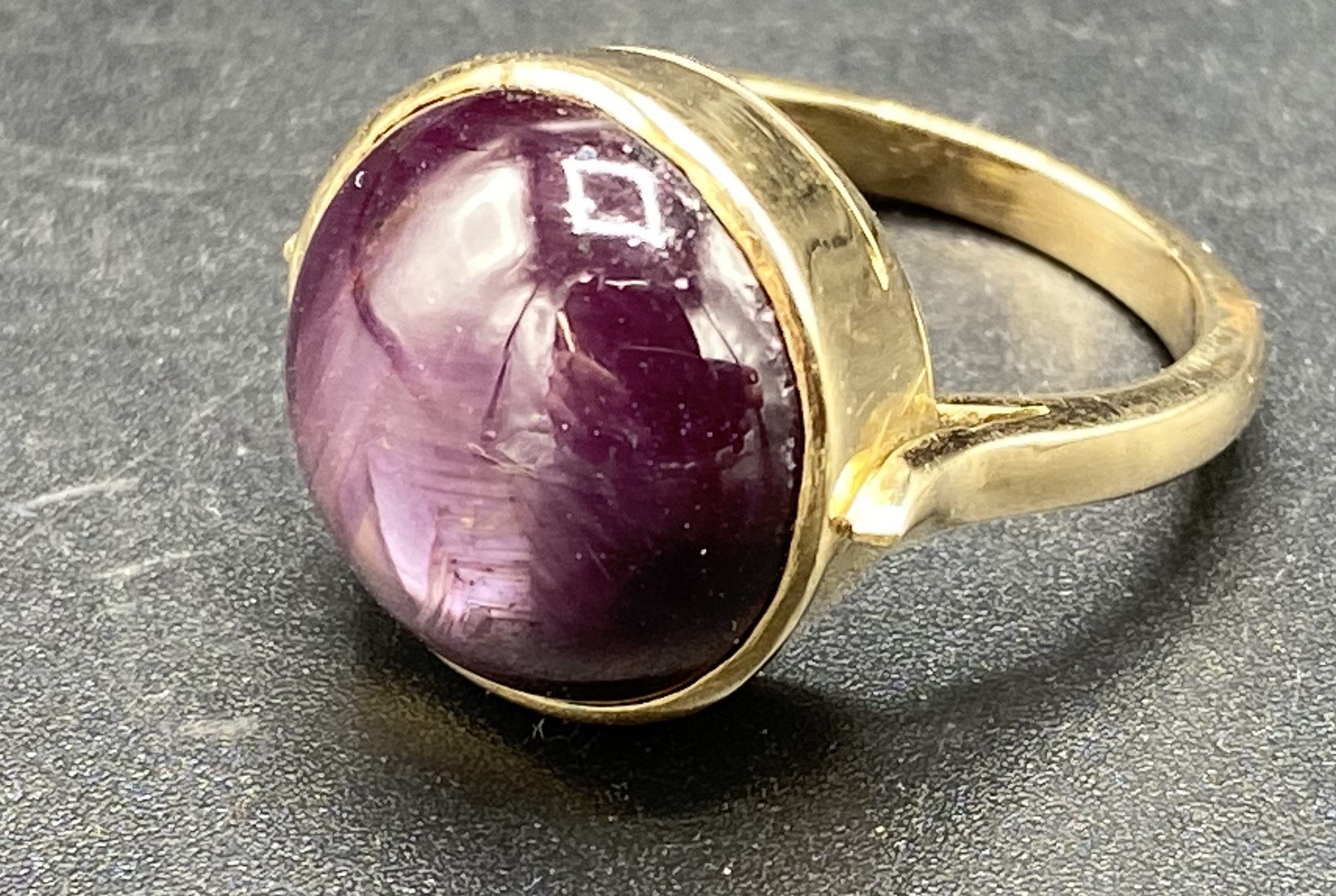 14ct gold ring set with a star sapphire