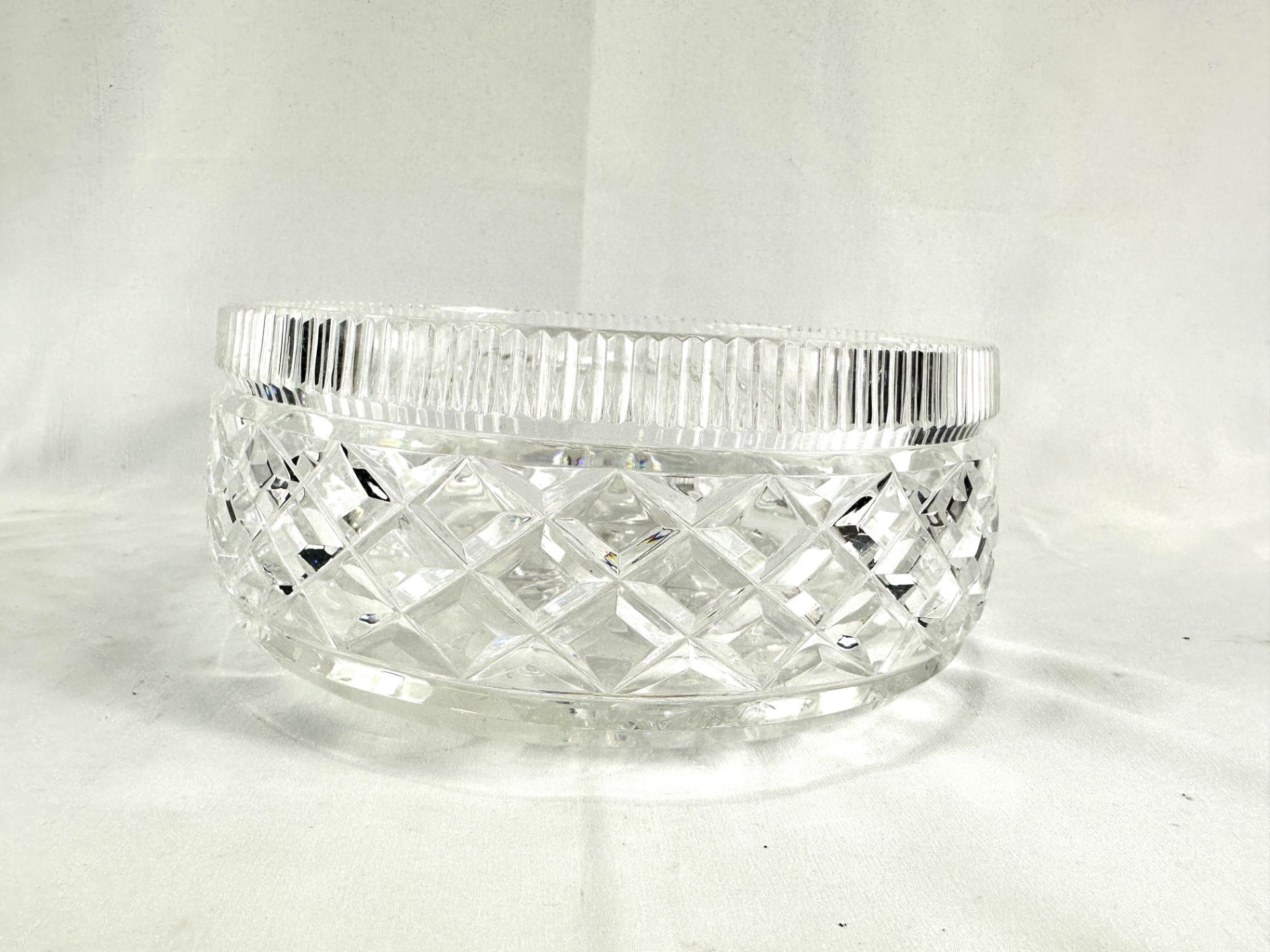 Cut glass fruit bowl with cut and etched flowers to base - Bild 2 aus 6