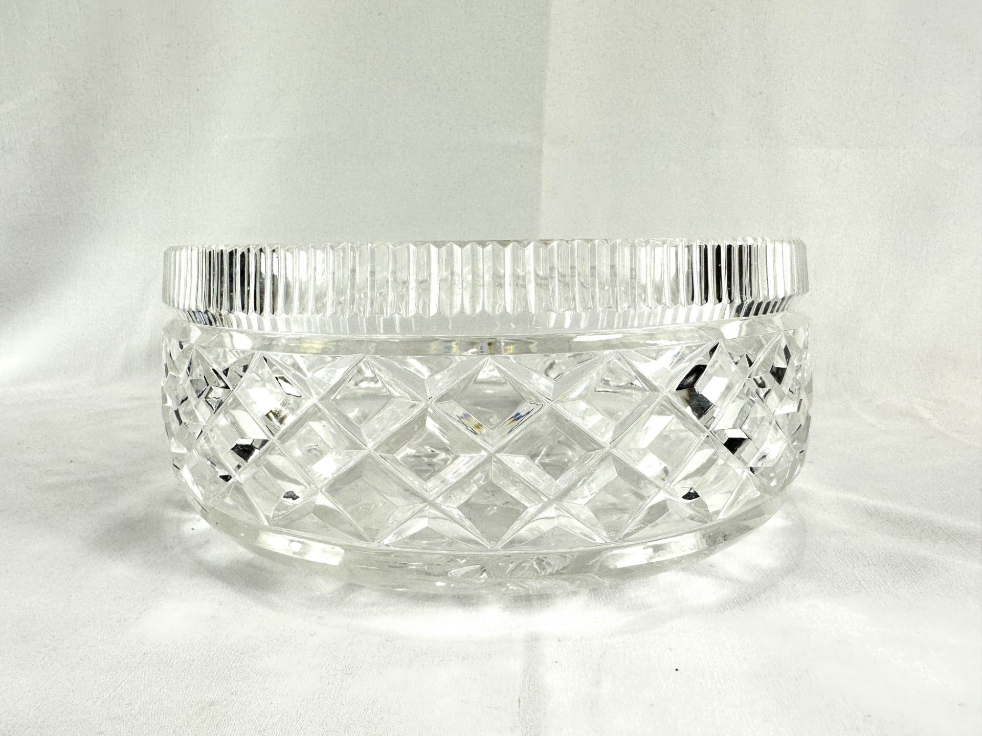 Cut glass fruit bowl with cut and etched flowers to base - Bild 4 aus 6