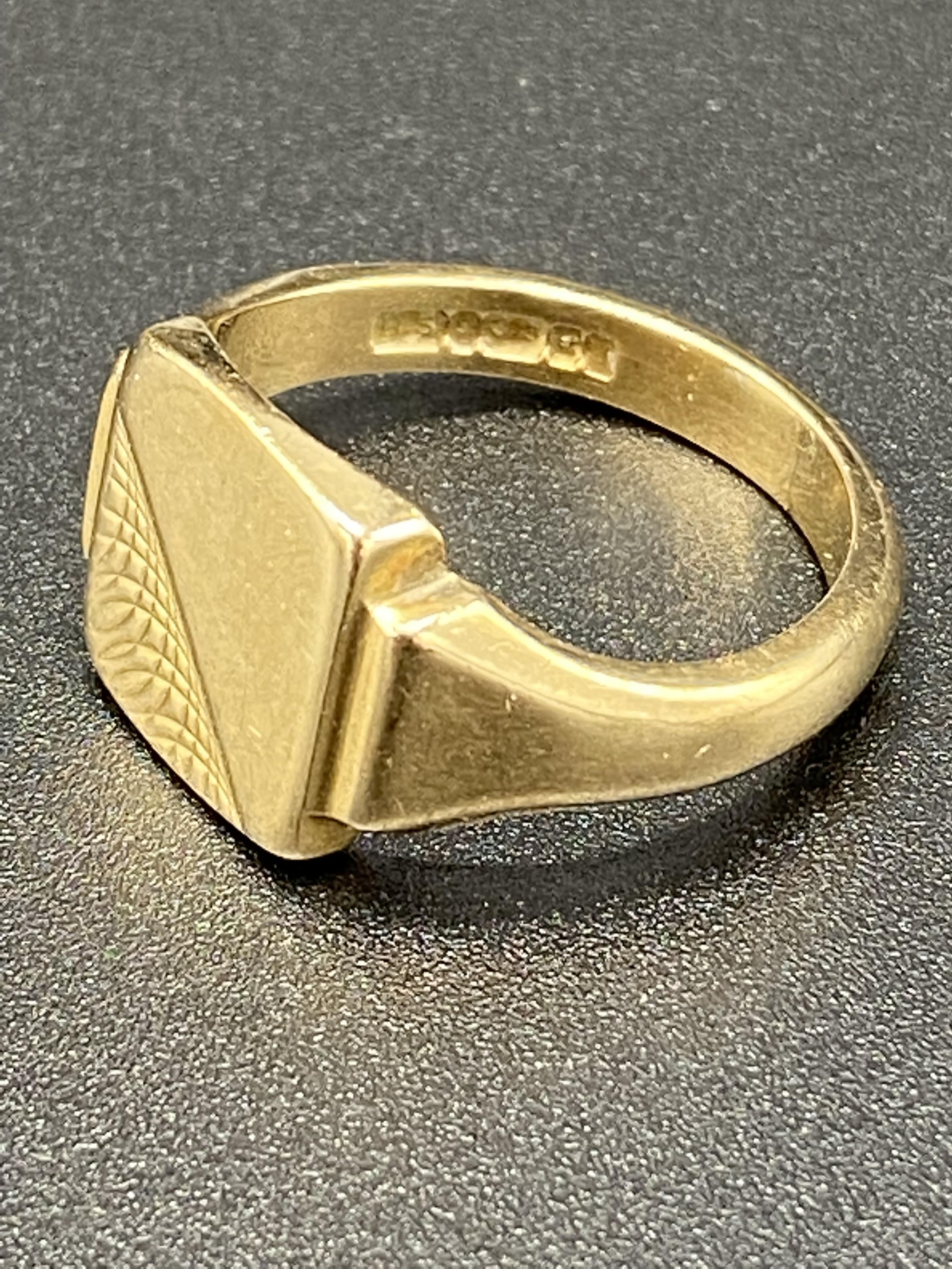 9ct gold signet ring - Image 4 of 5