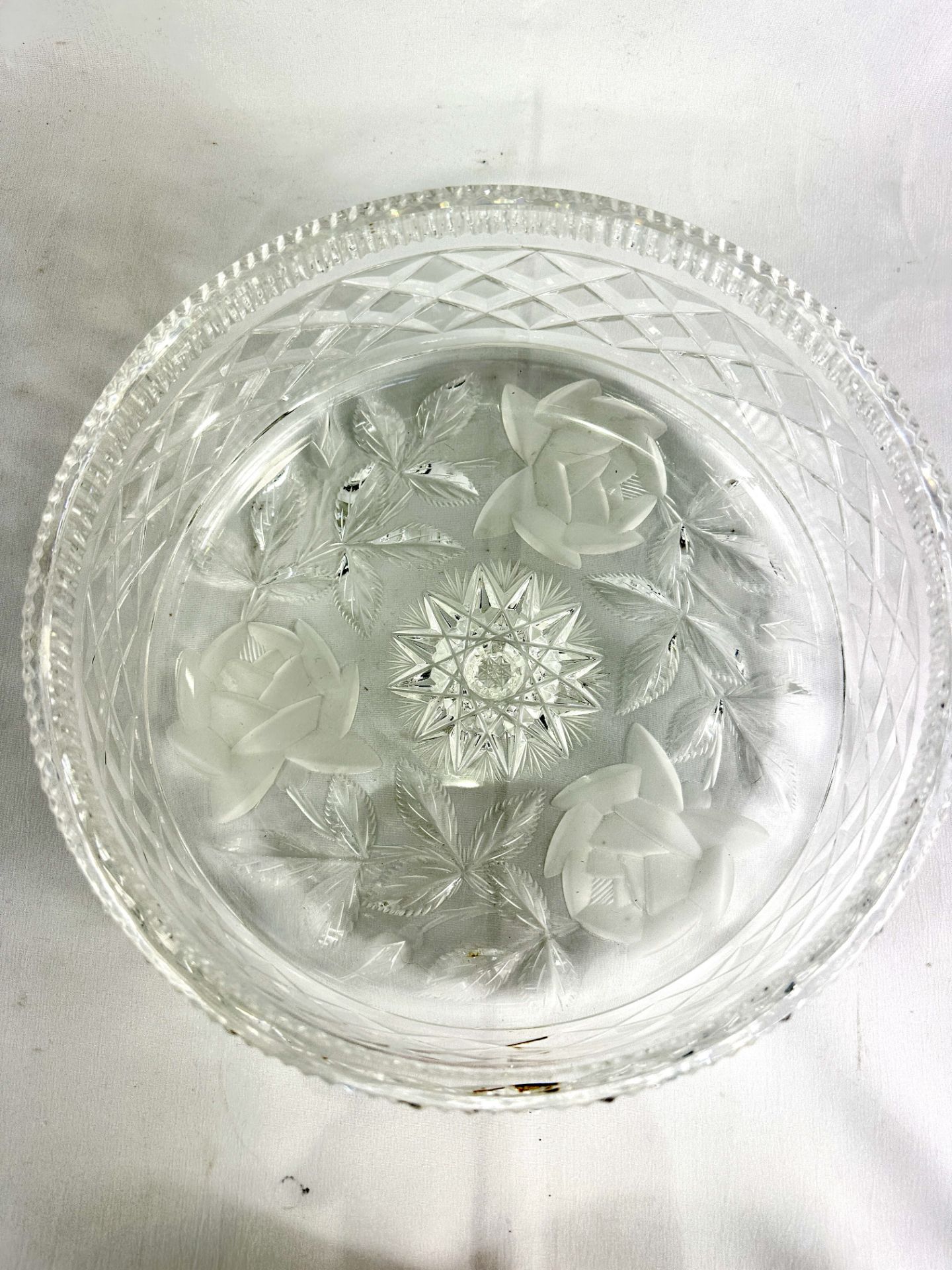 Cut glass fruit bowl with cut and etched flowers to base - Bild 5 aus 6