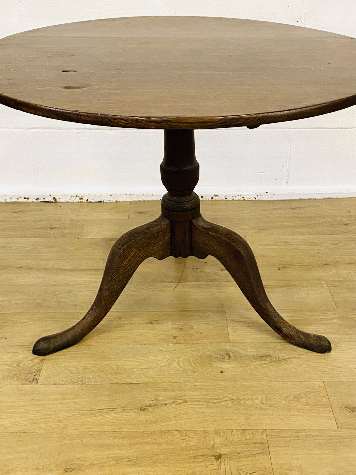 Oak tilt top table - Image 3 of 5